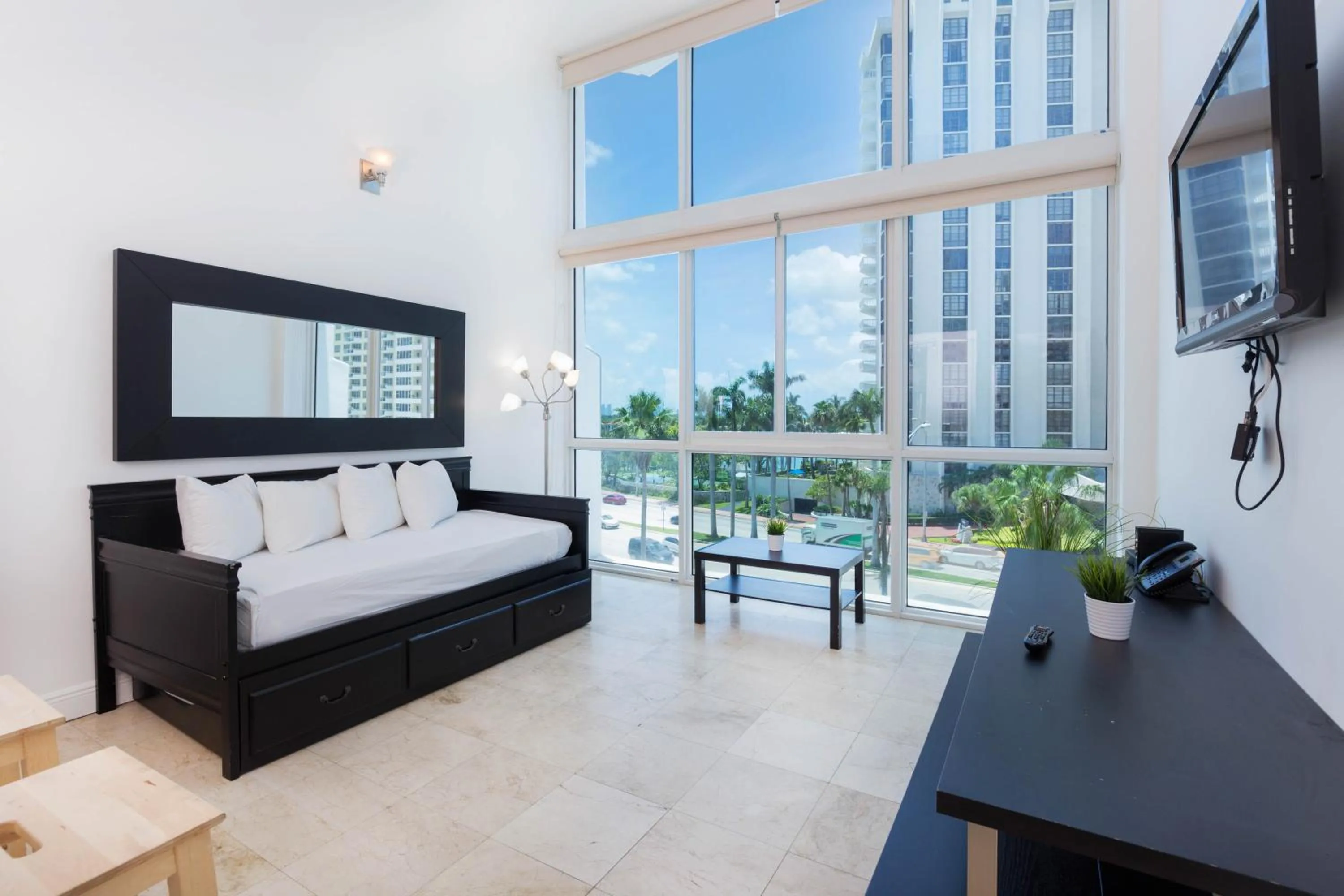 City view, Bed in New Point Miami Beach Apartments