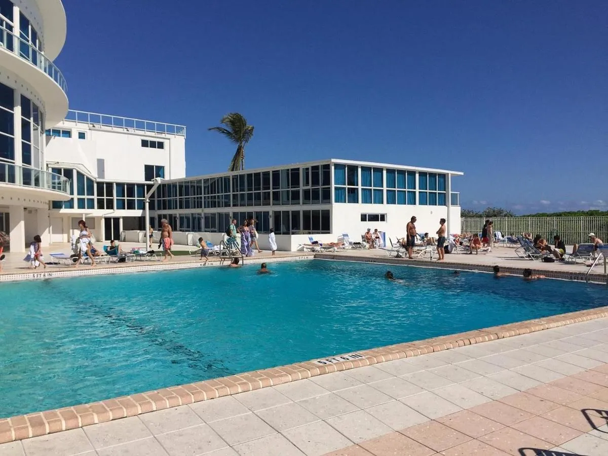 Swimming pool in New Point Miami Beach Apartments