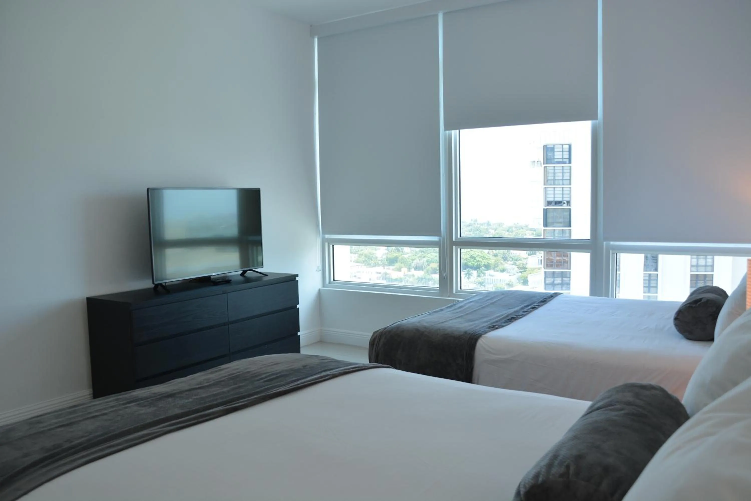 Bedroom, Bed in New Point Miami Beach Apartments