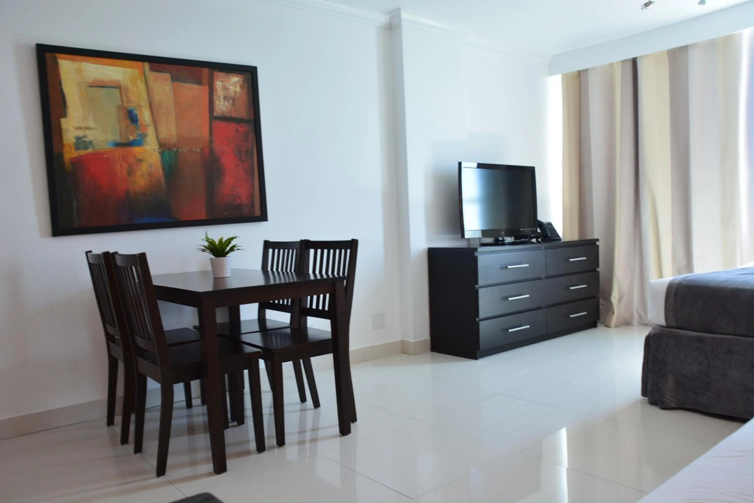 Dining area in New Point Miami Beach Apartments