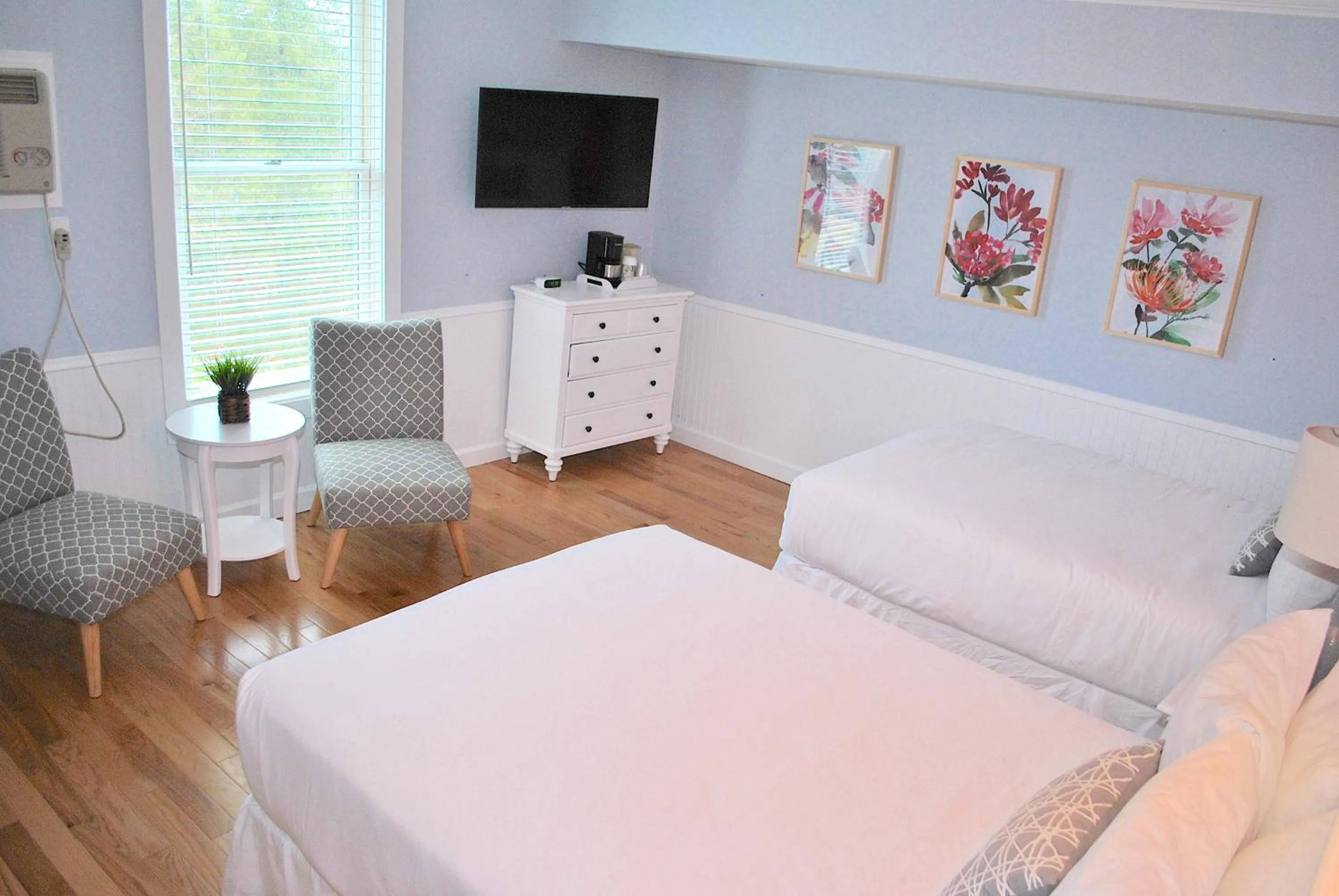 Bedroom, Bed in Island House Hotel