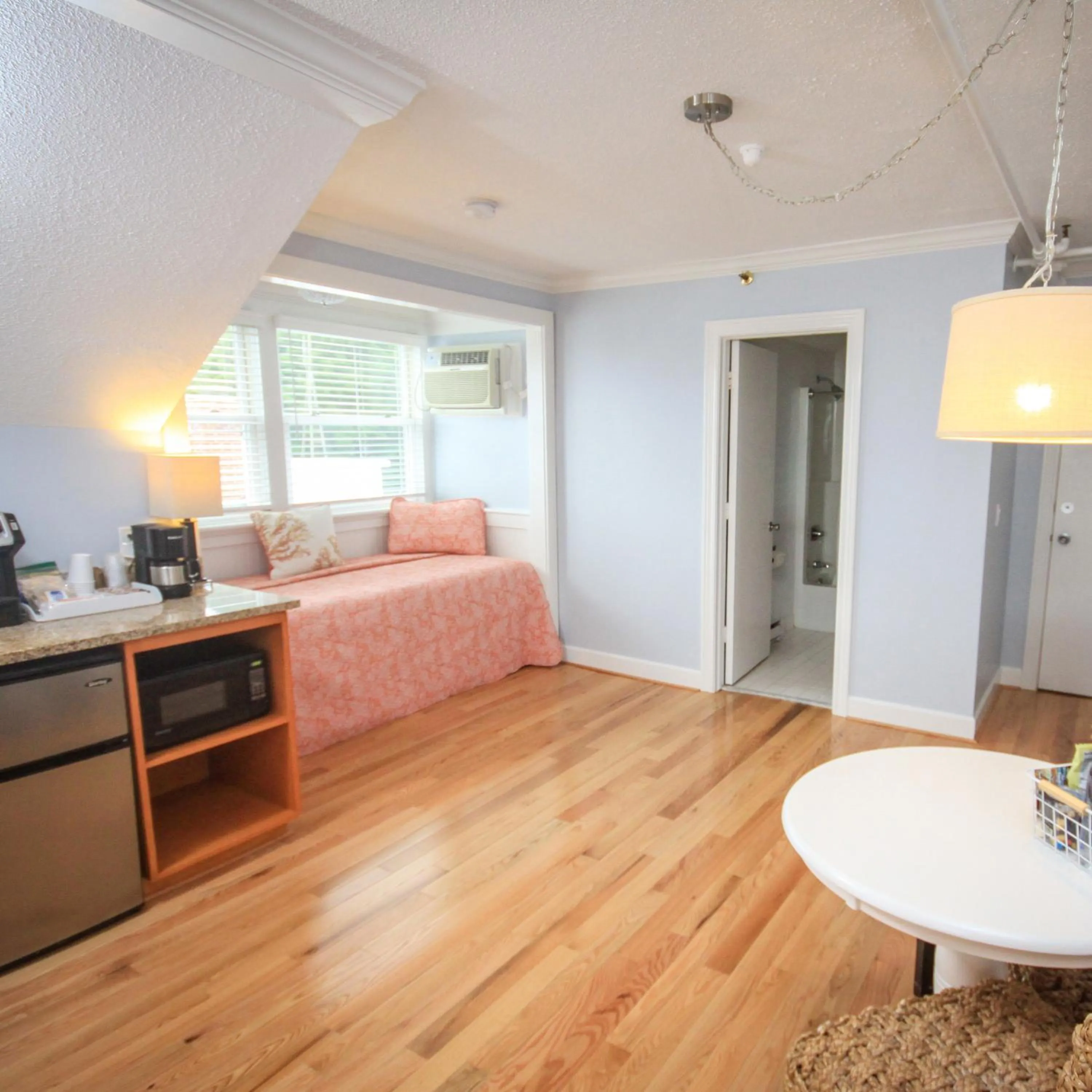 Kitchen or kitchenette, Bed in Island House Hotel