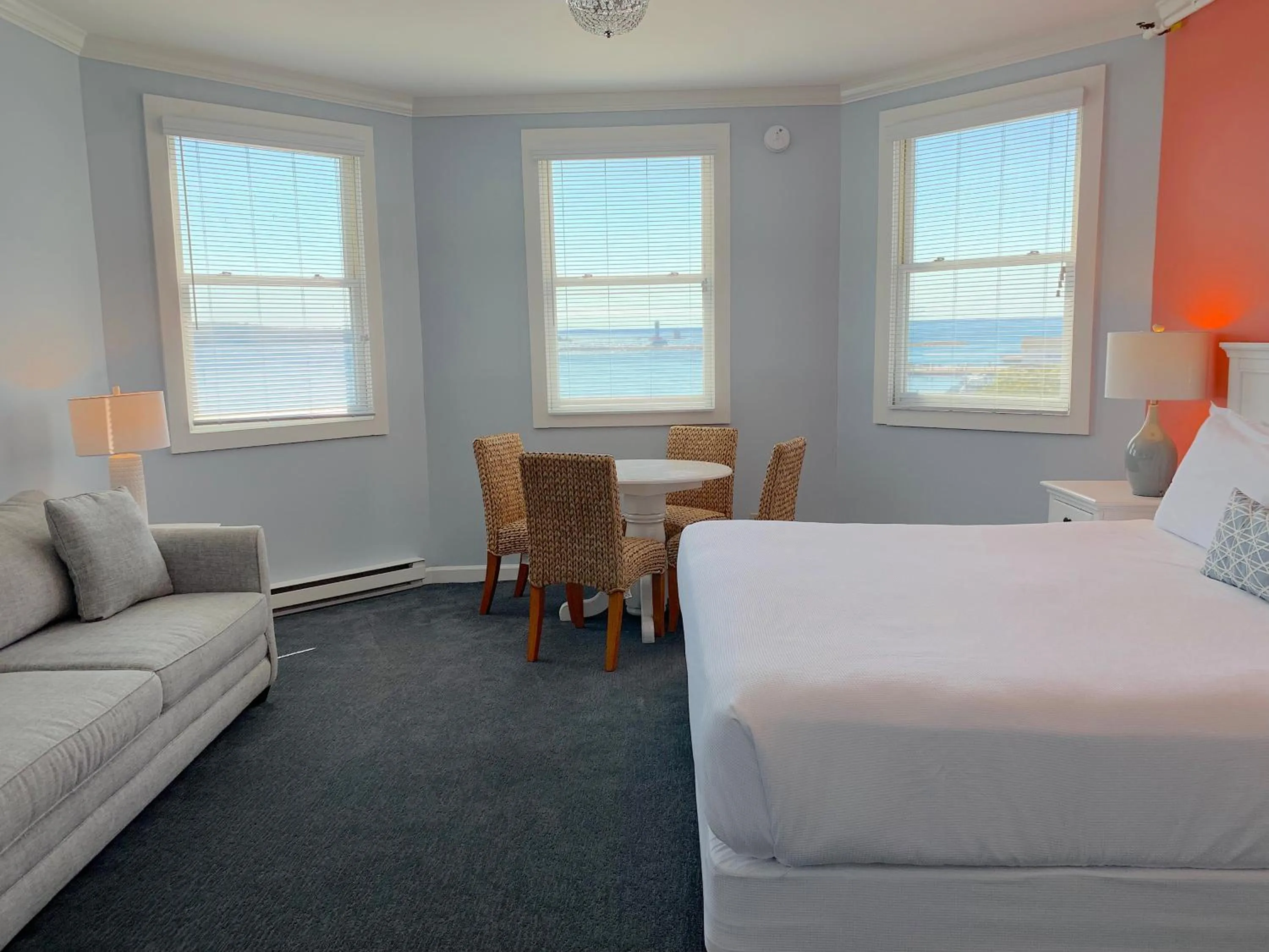 Photo of the whole room, Bed in Island House Hotel