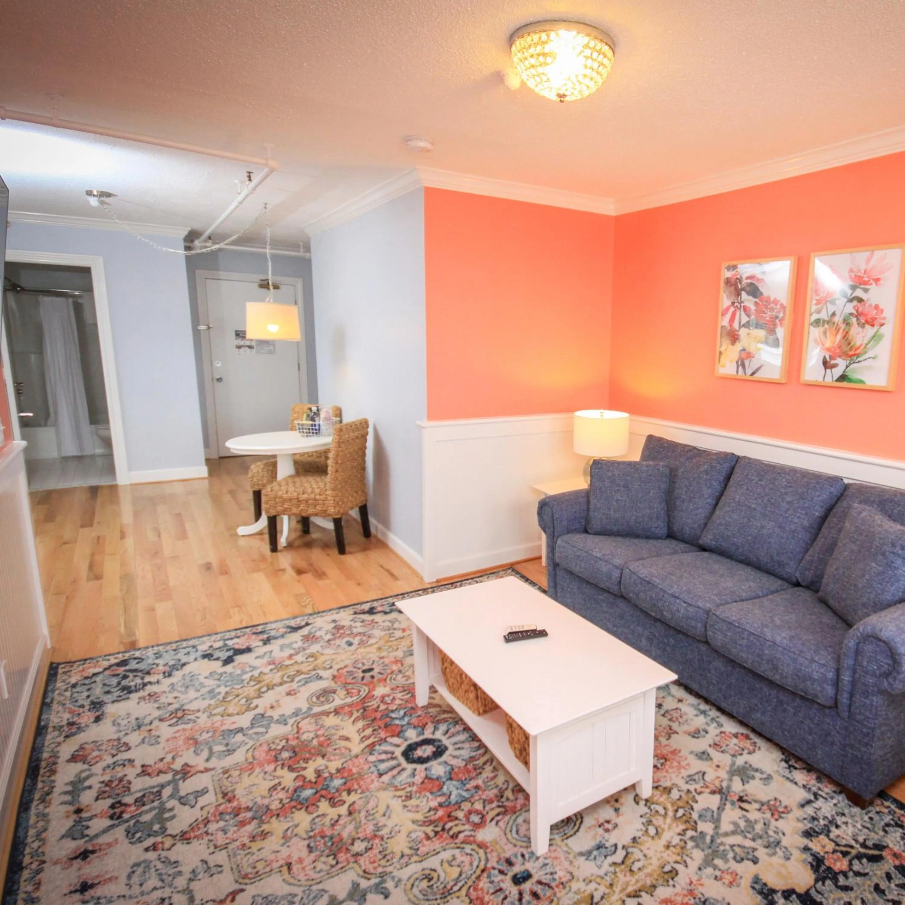 Living room, Bed in Island House Hotel