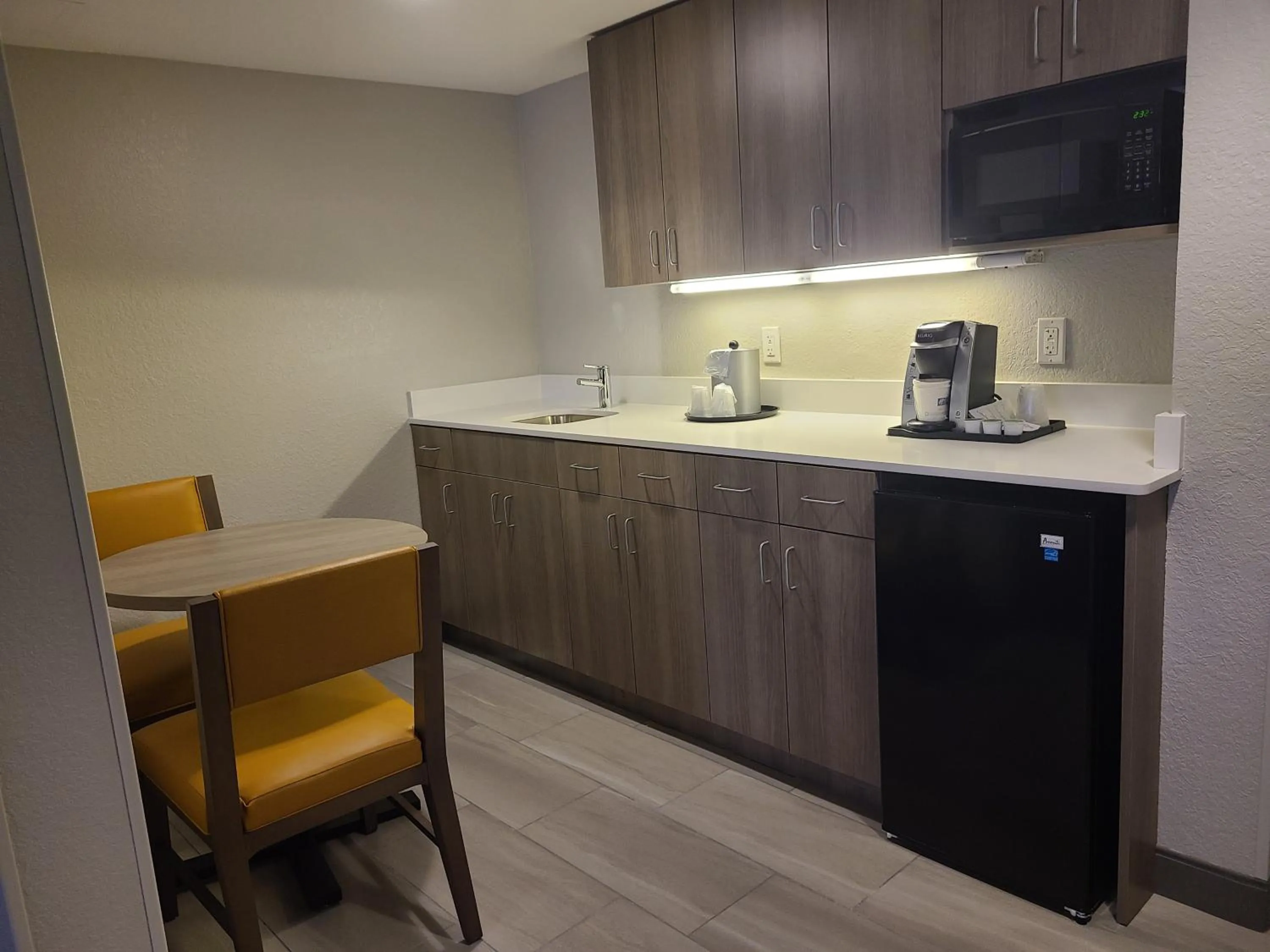 Coffee/tea facilities in Holiday Inn Express Fort Lauderdale North - Executive Airport by IHG