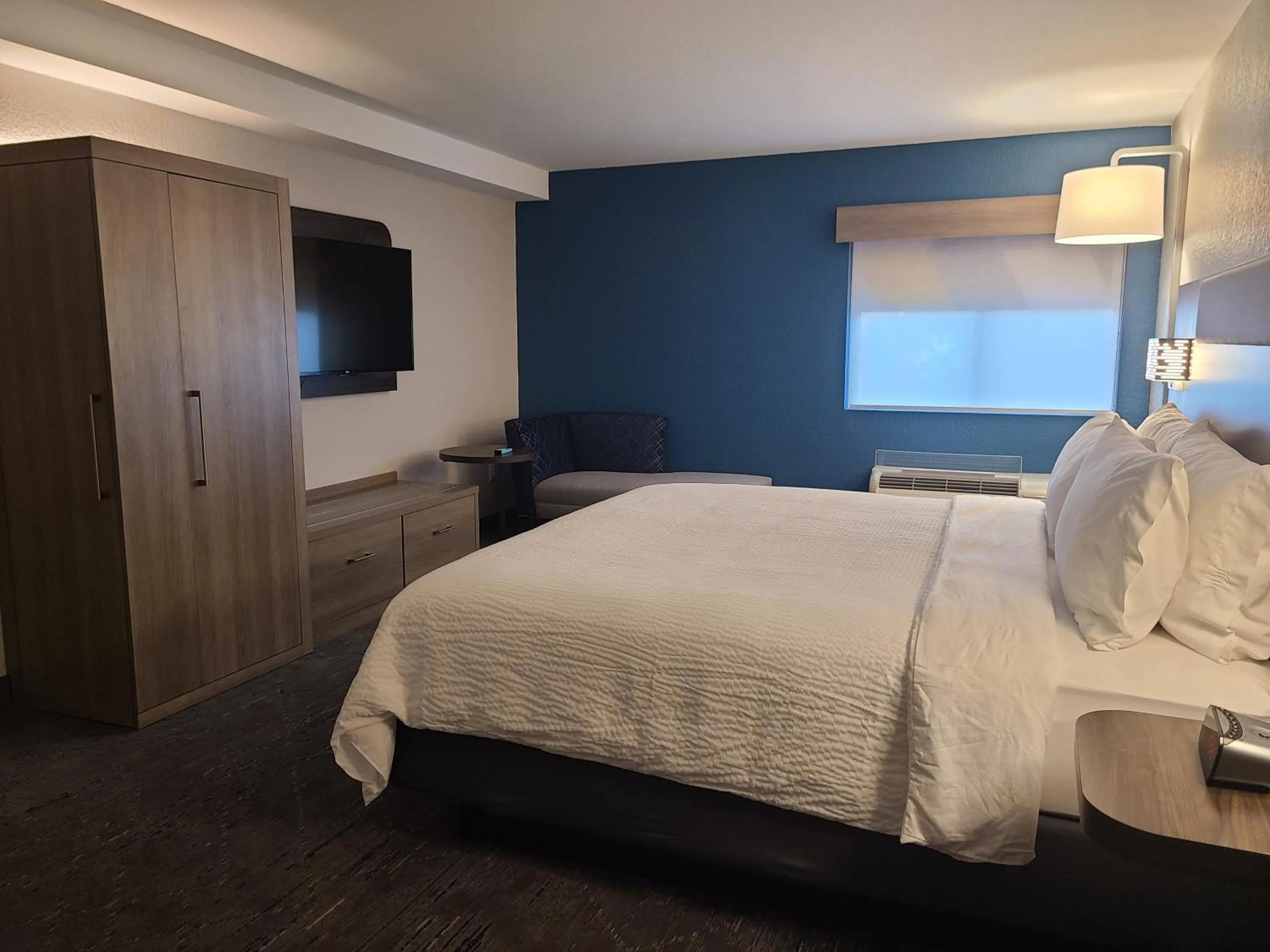 Bedroom, Bed in Holiday Inn Express Fort Lauderdale North - Executive Airport by IHG