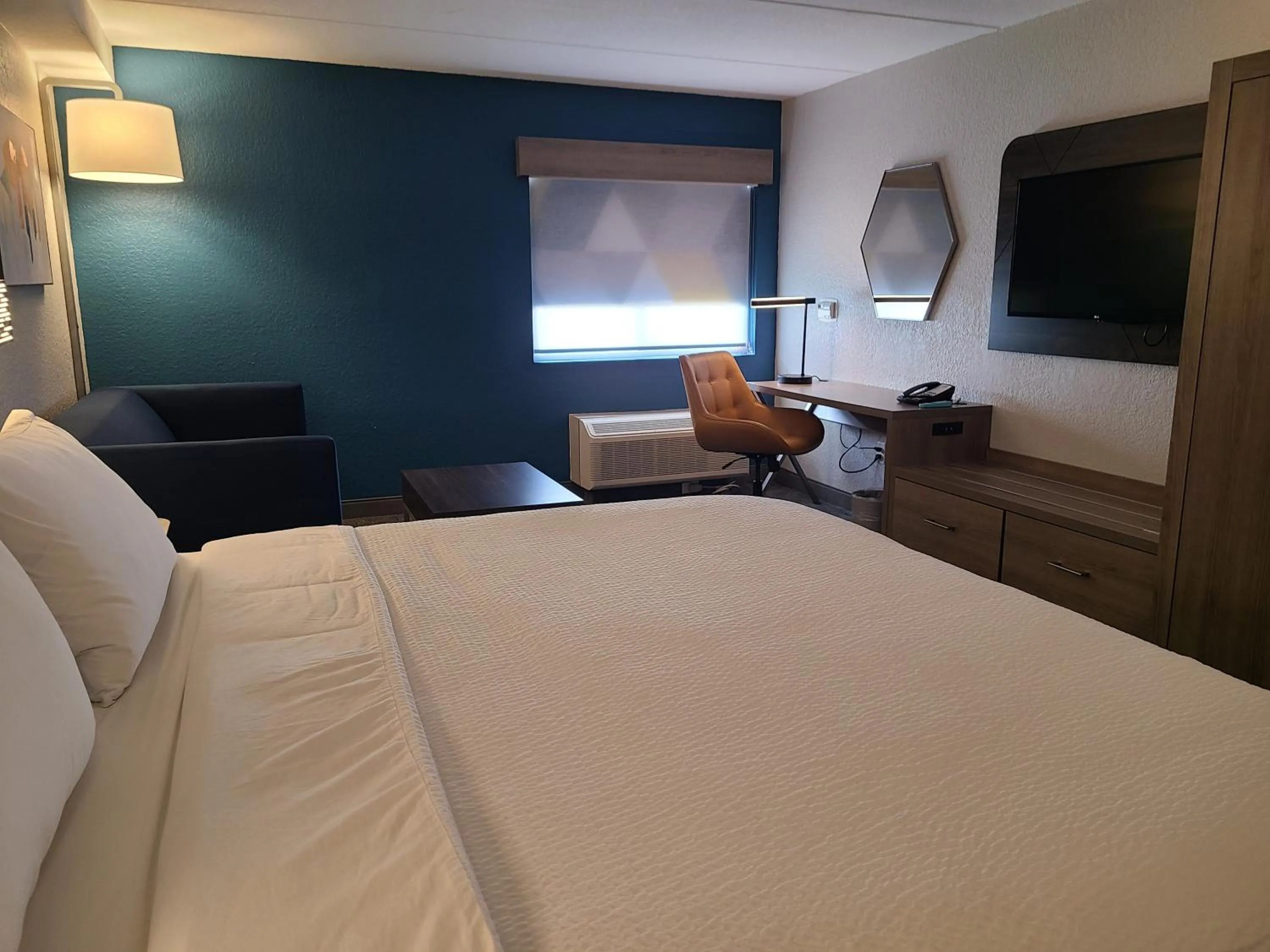 Bedroom, Bed in Holiday Inn Express Fort Lauderdale North - Executive Airport by IHG
