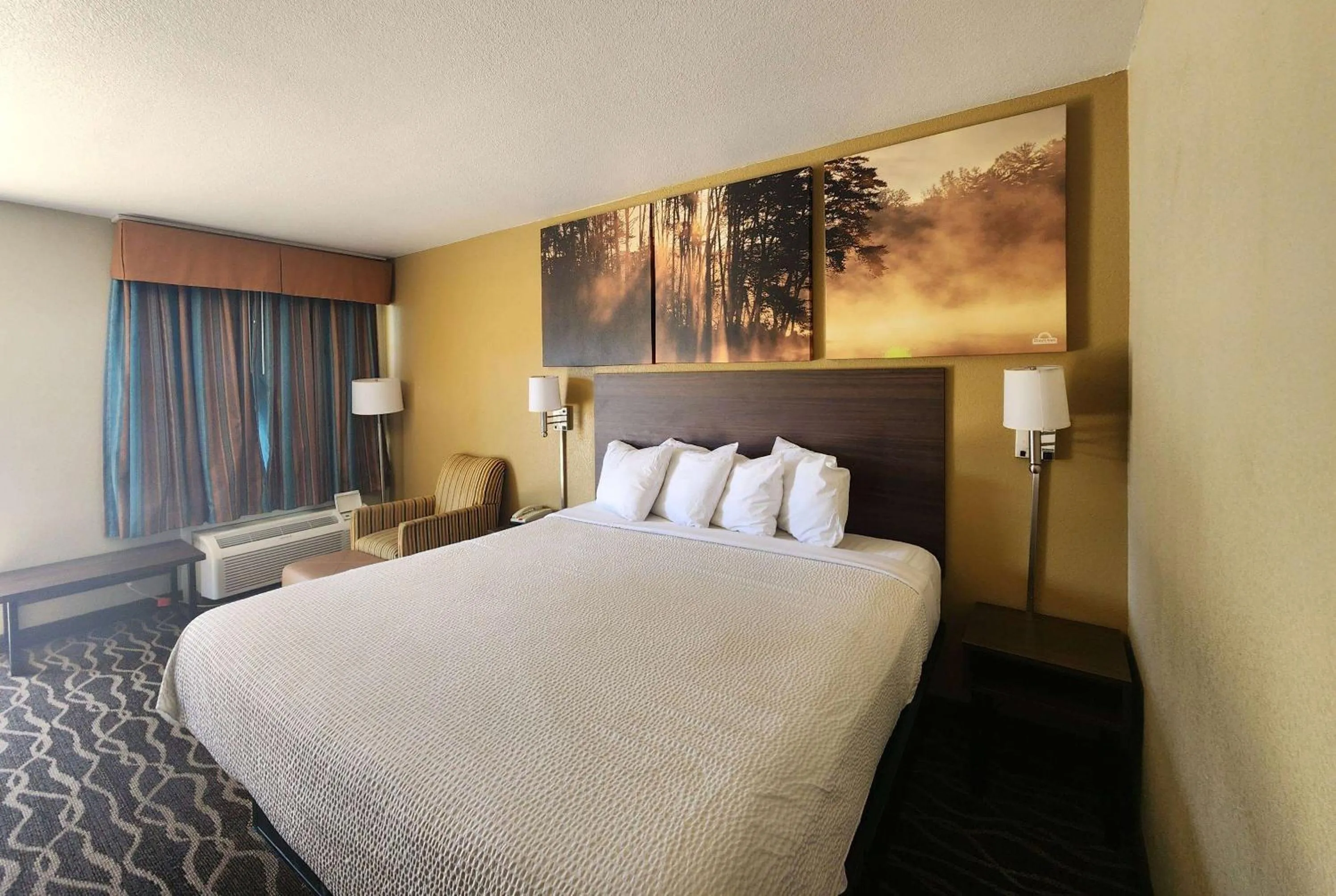 Photo of the whole room, Bed in Days Inn by Wyndham Leesville