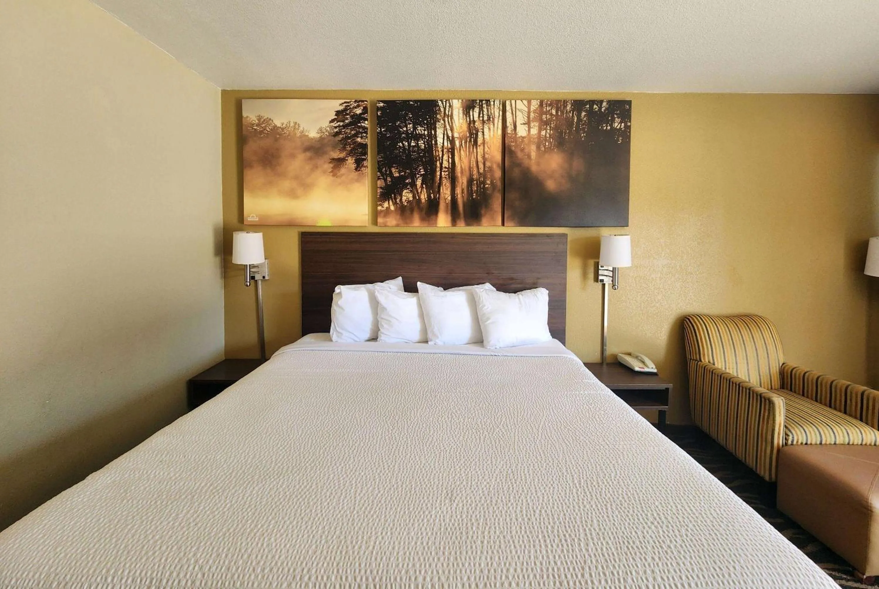 Photo of the whole room, Bed in Days Inn by Wyndham Leesville