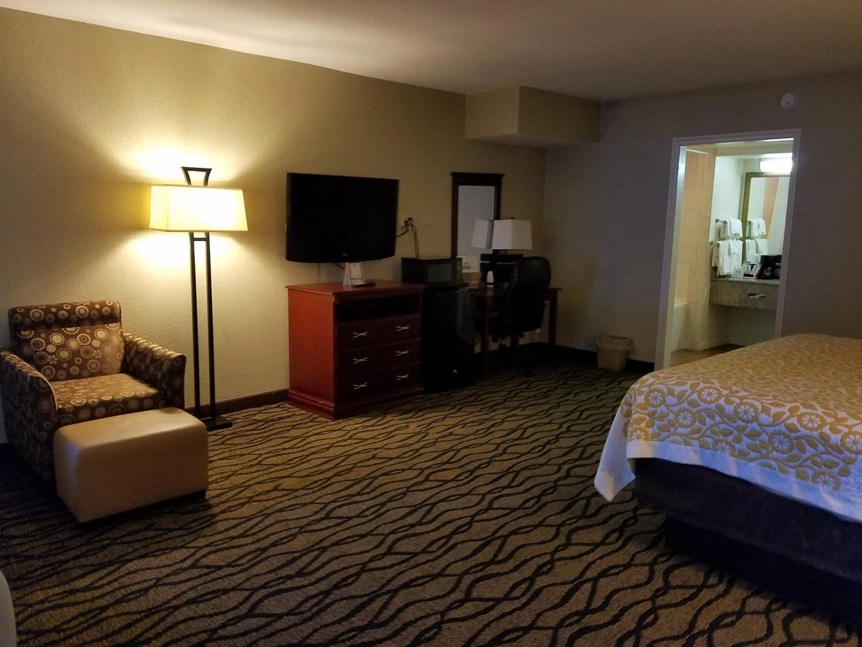 Bedroom, Bed in Days Inn by Wyndham Leesville