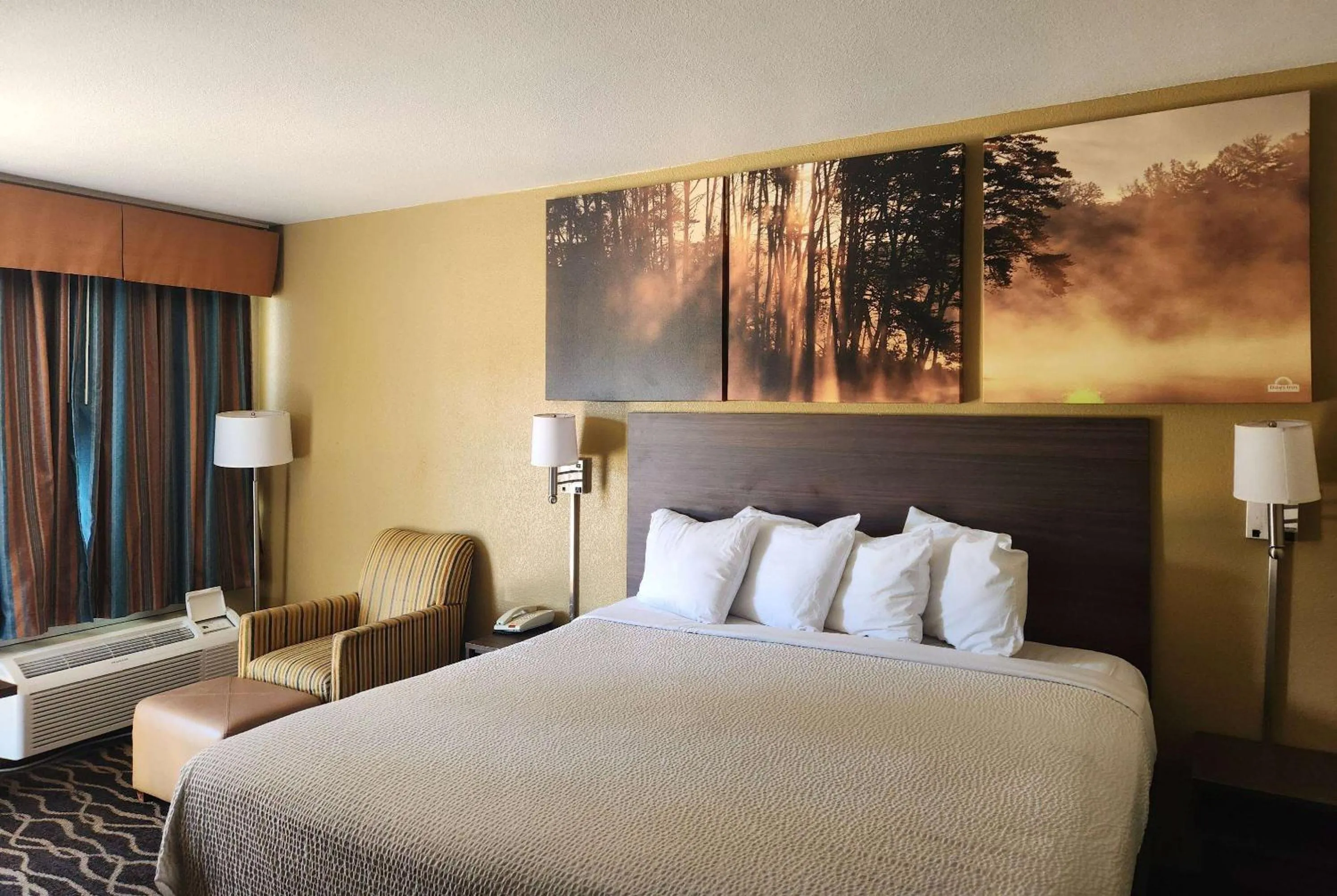 Photo of the whole room, Bed in Days Inn by Wyndham Leesville