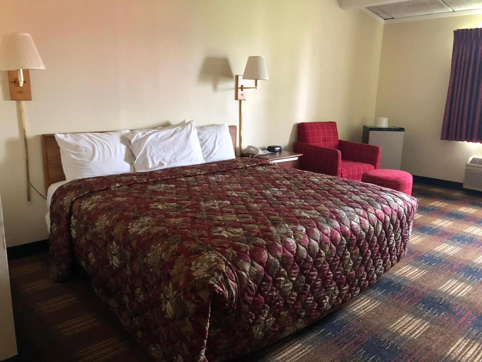 Bed in Red Carpet Inn Syracuse Airport