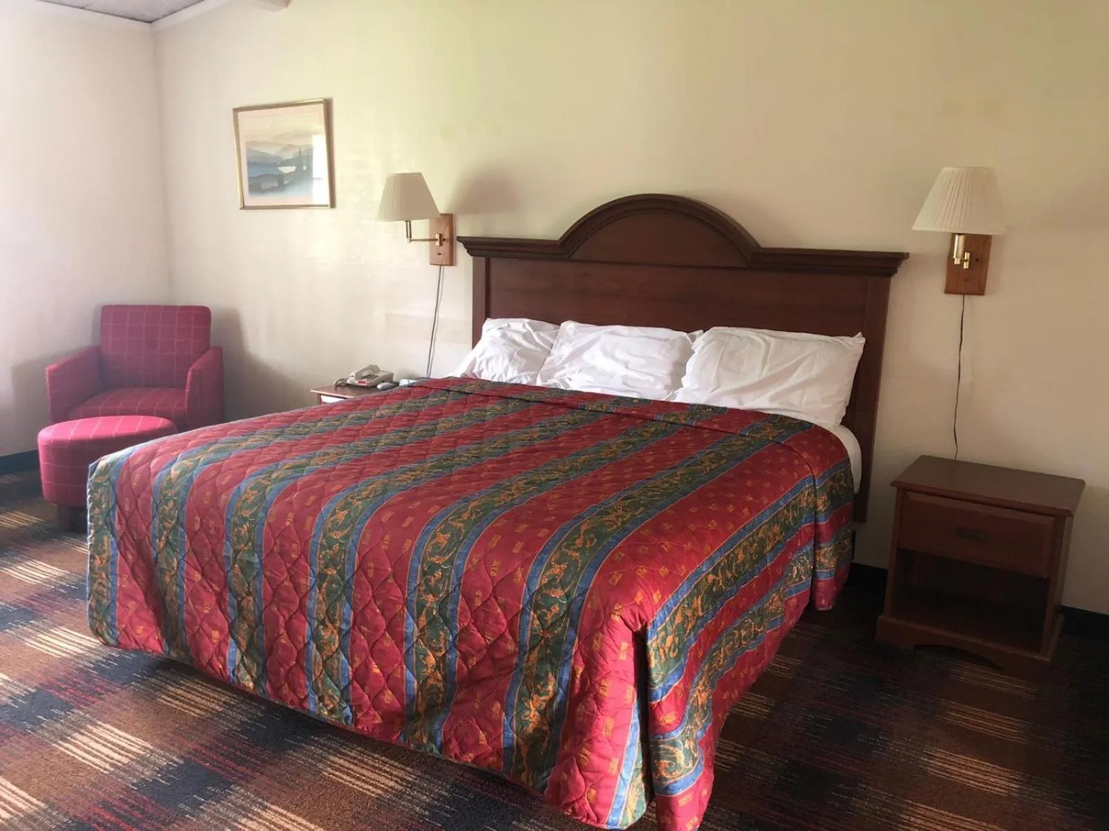 Bed in Red Carpet Inn Syracuse Airport