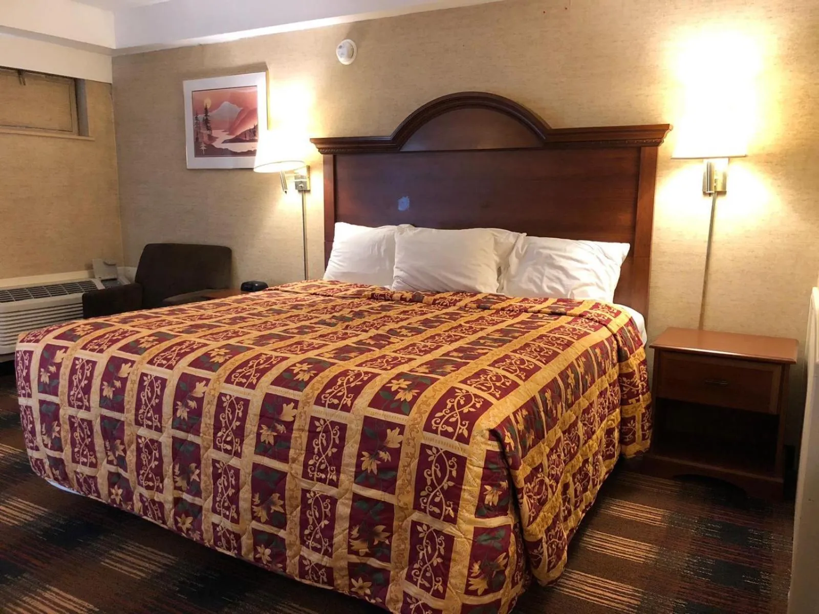 Bed in Red Carpet Inn Syracuse Airport