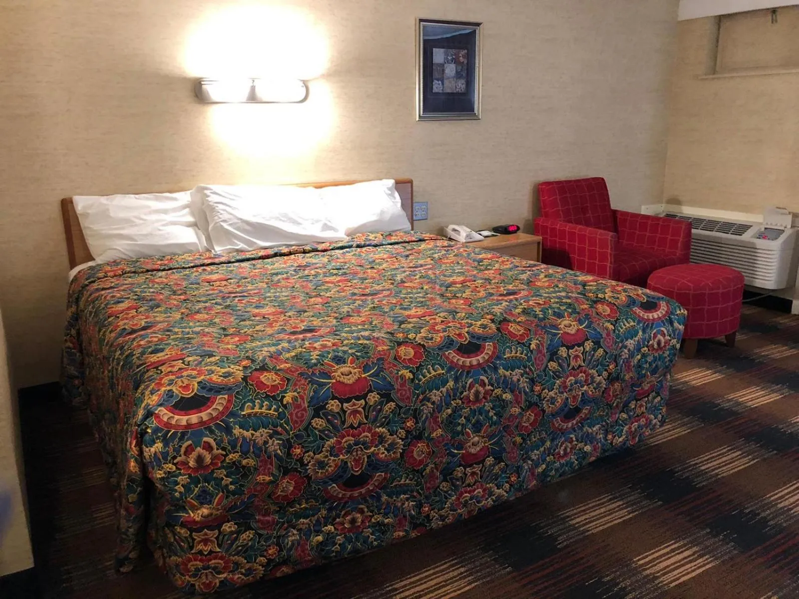 Bed in Red Carpet Inn Syracuse Airport