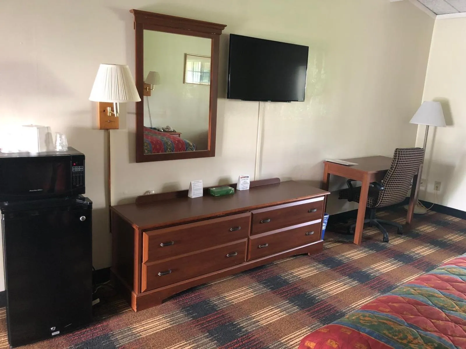 Bed in Red Carpet Inn Syracuse Airport