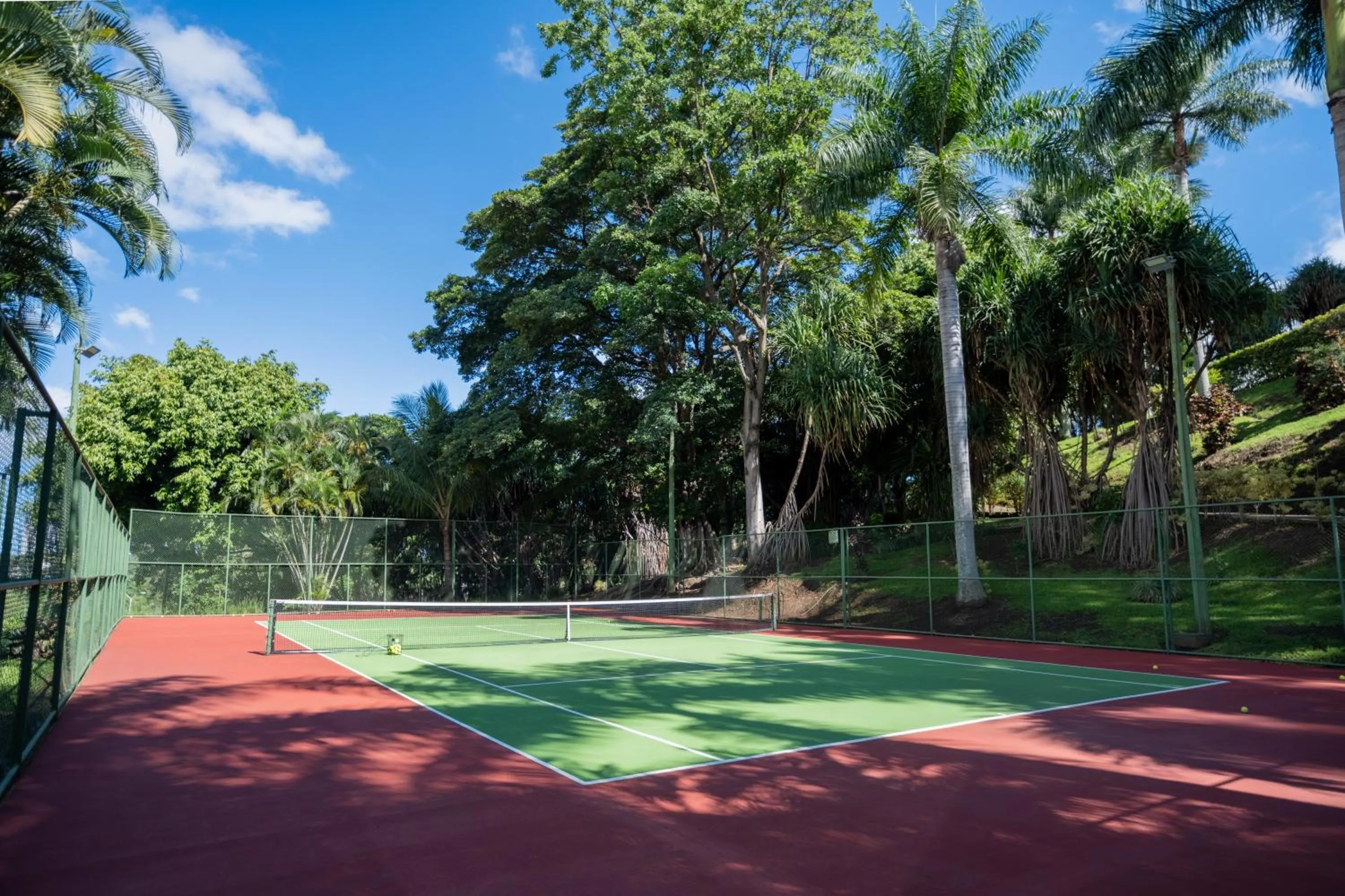 Tennis court in Barceló San José