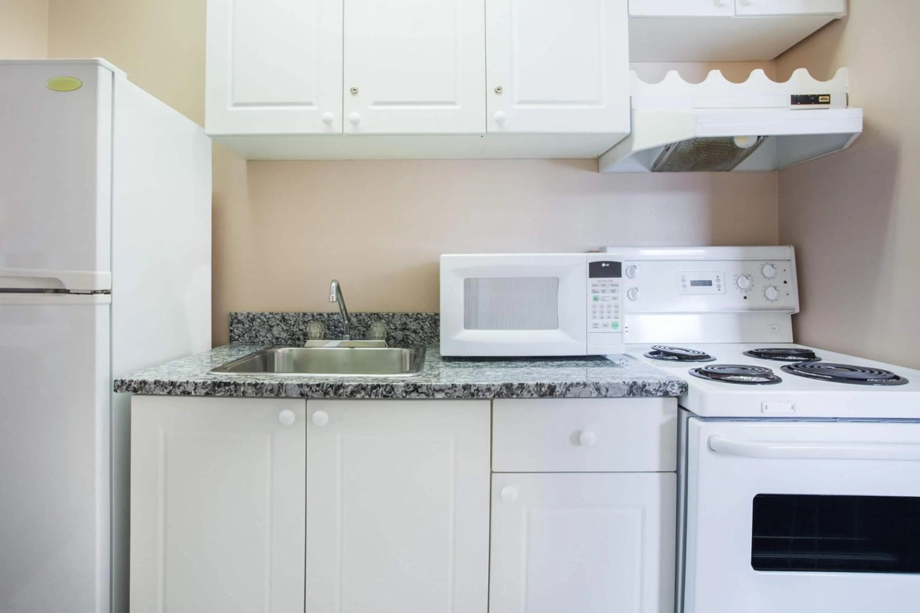 Kitchen or kitchenette in Ramada Limited 100 Mile House