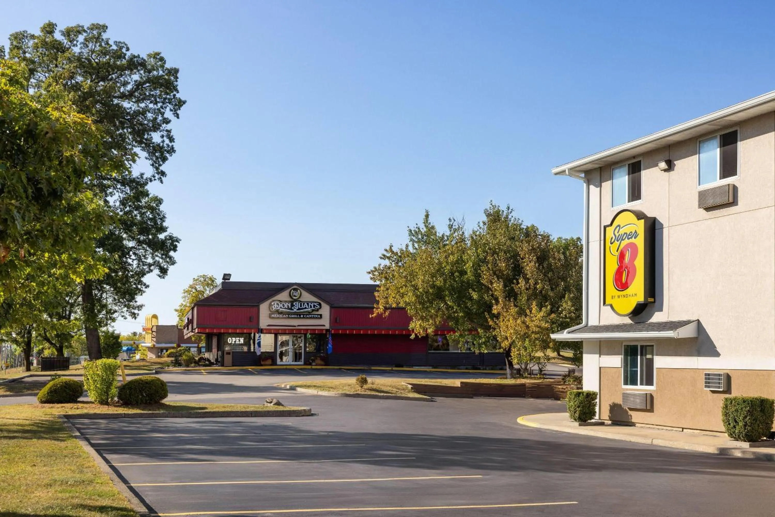 Restaurant/places to eat in Super 8 by Wyndham Latham - Albany Airport