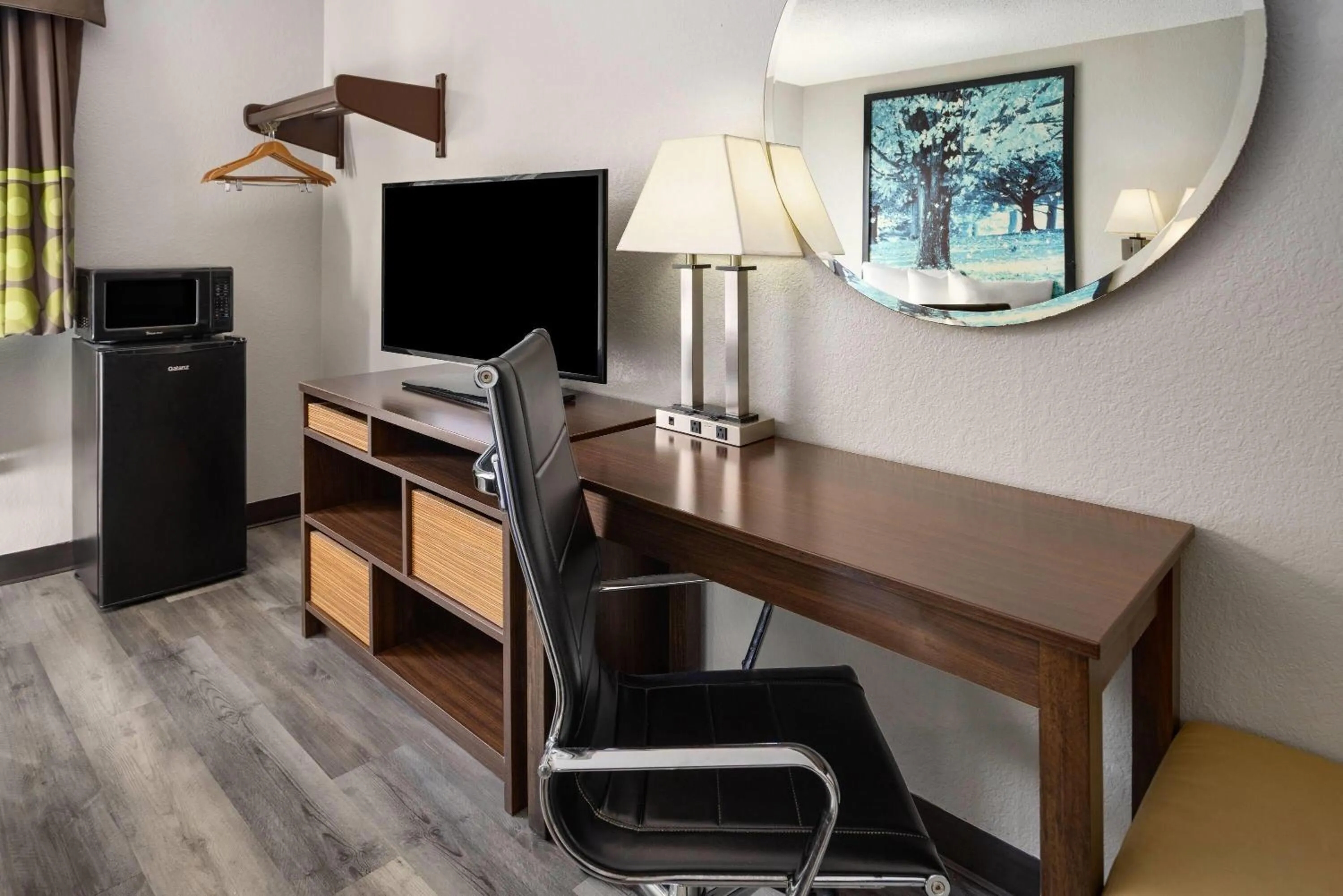 Photo of the whole room in Super 8 by Wyndham Latham - Albany Airport