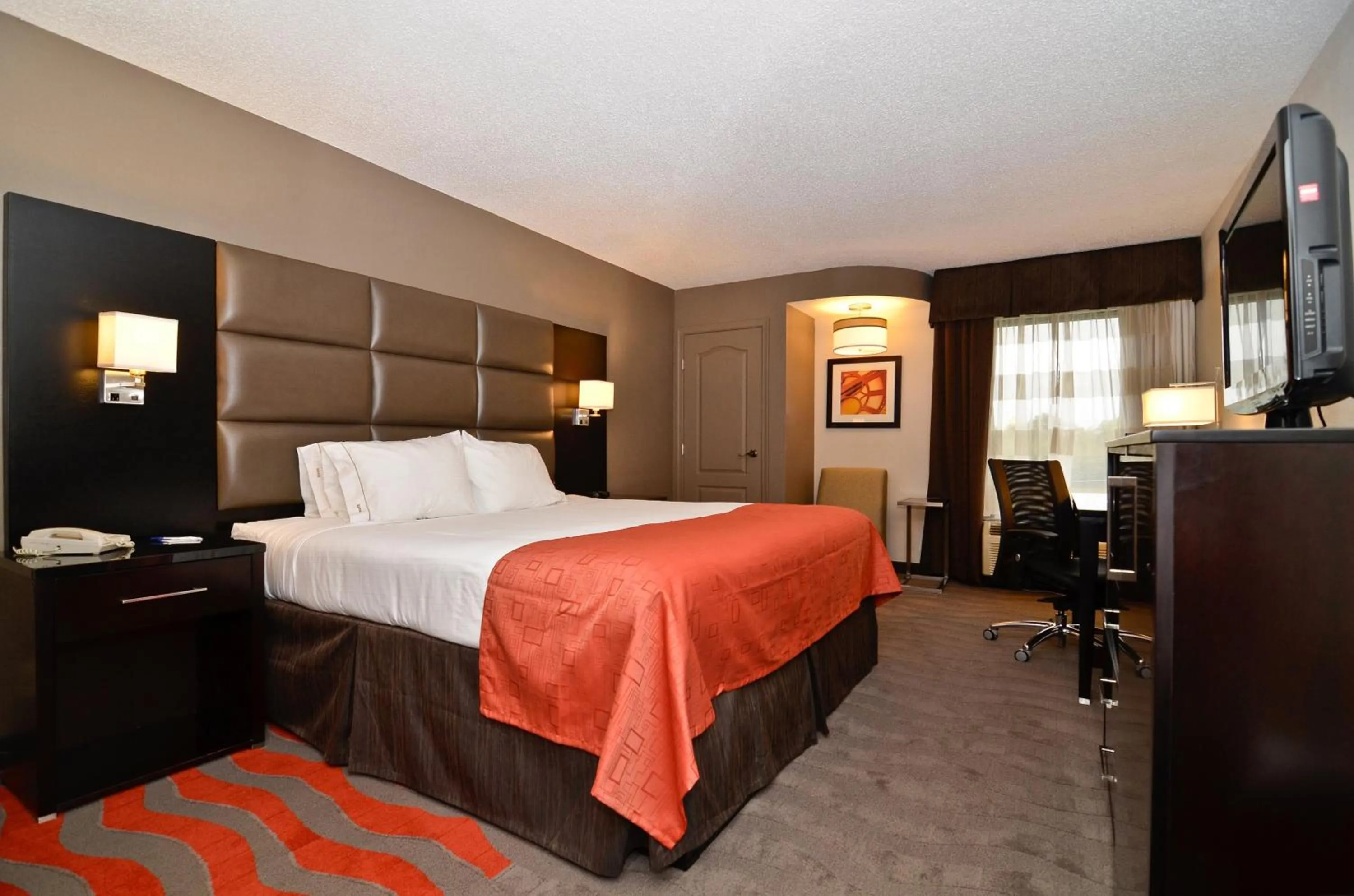 Photo of the whole room, Bed in Holiday Inn Express Burlington by IHG