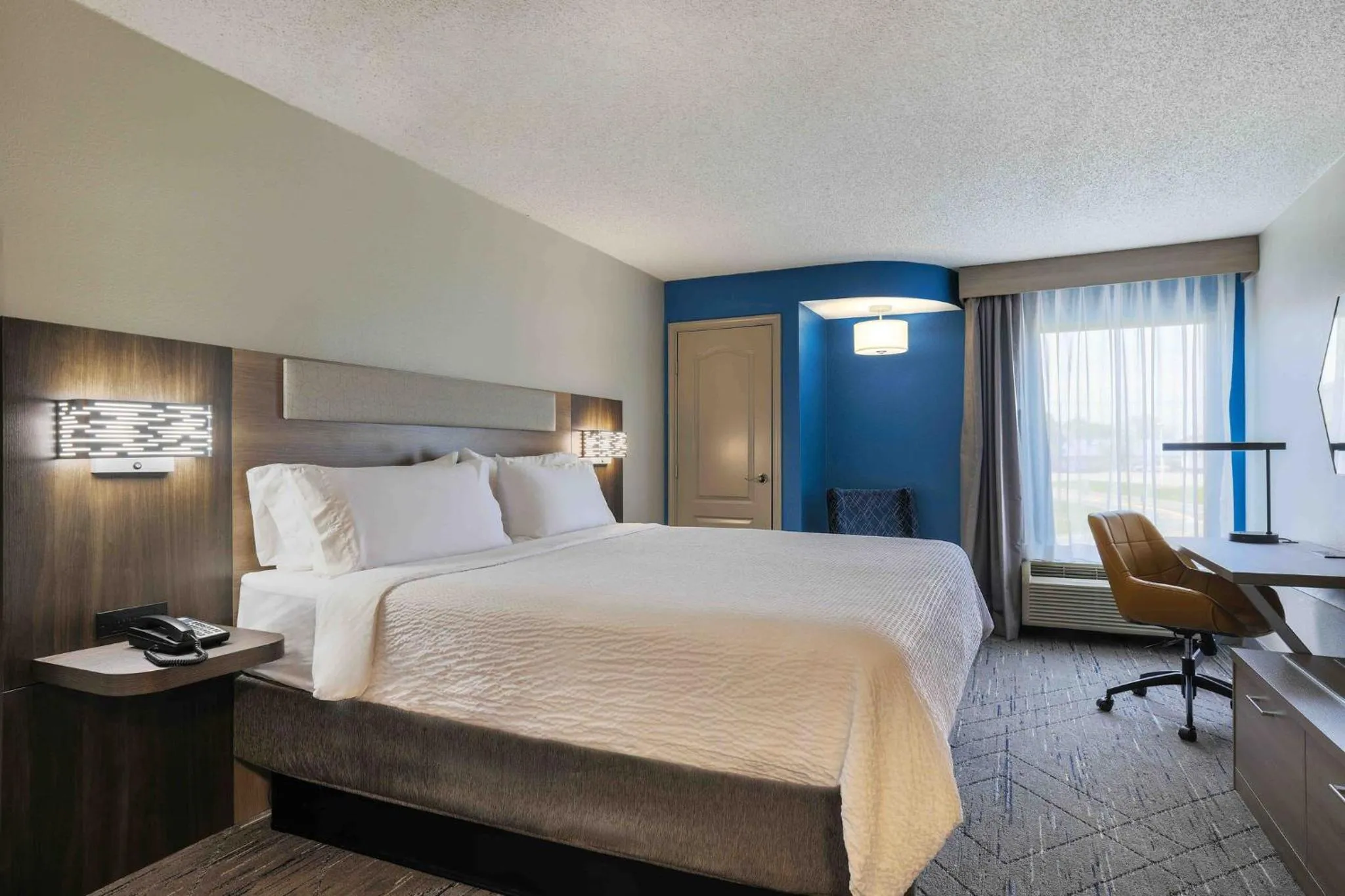 Photo of the whole room, Bed in Holiday Inn Express Burlington by IHG