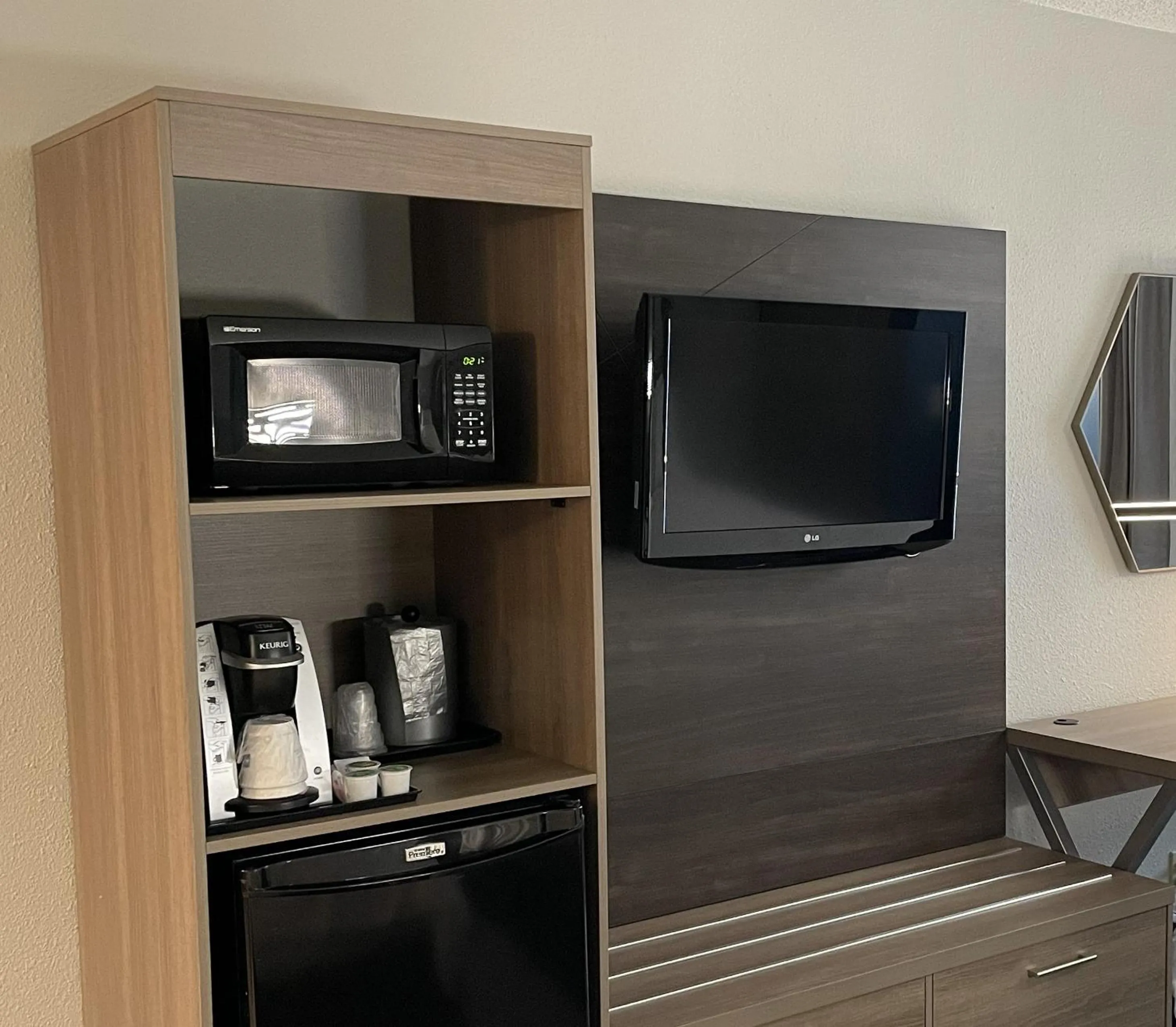 TV and multimedia in Holiday Inn Express Burlington by IHG