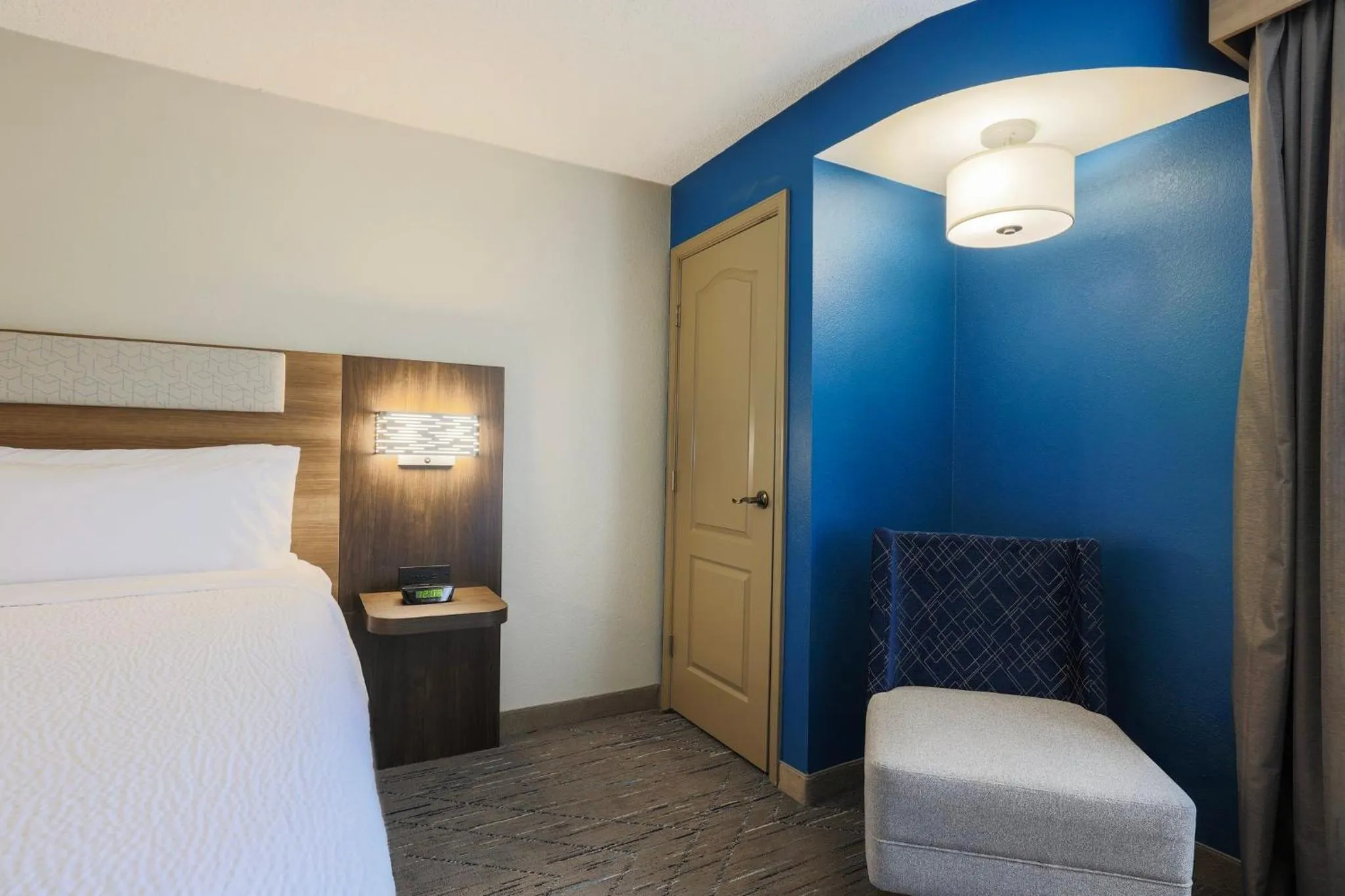 Photo of the whole room, Bed in Holiday Inn Express Burlington by IHG