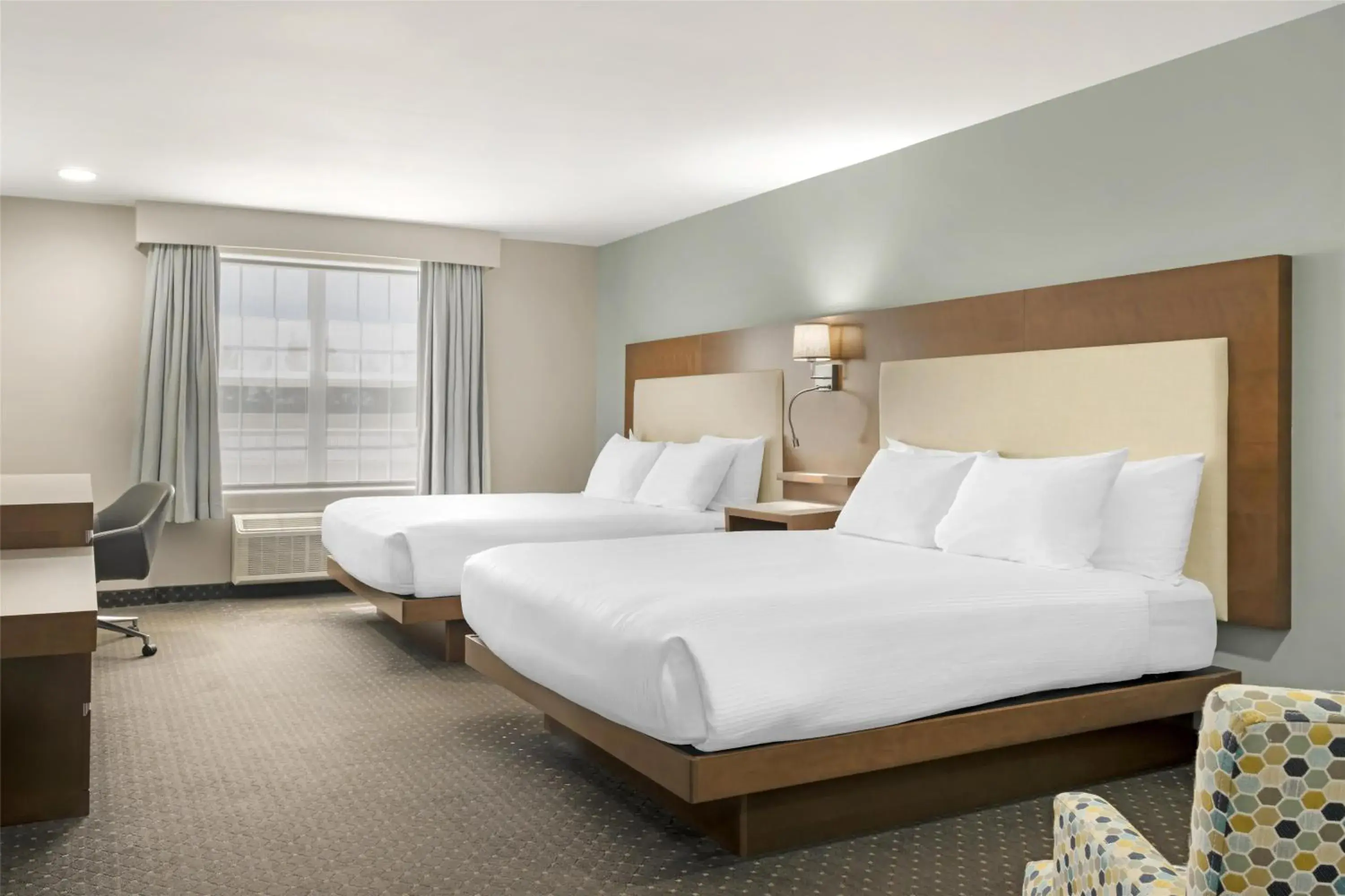 Deluxe Queen Room with Queen Bed and Seating Area - Non-Smoking in Best Western Plus Woodstock Hotel Conference Centre Deluxe Queen Room with Queen Bed and Seating Area - Non-Smoking in Best Western Plus Woodstock Hotel Conference Centre