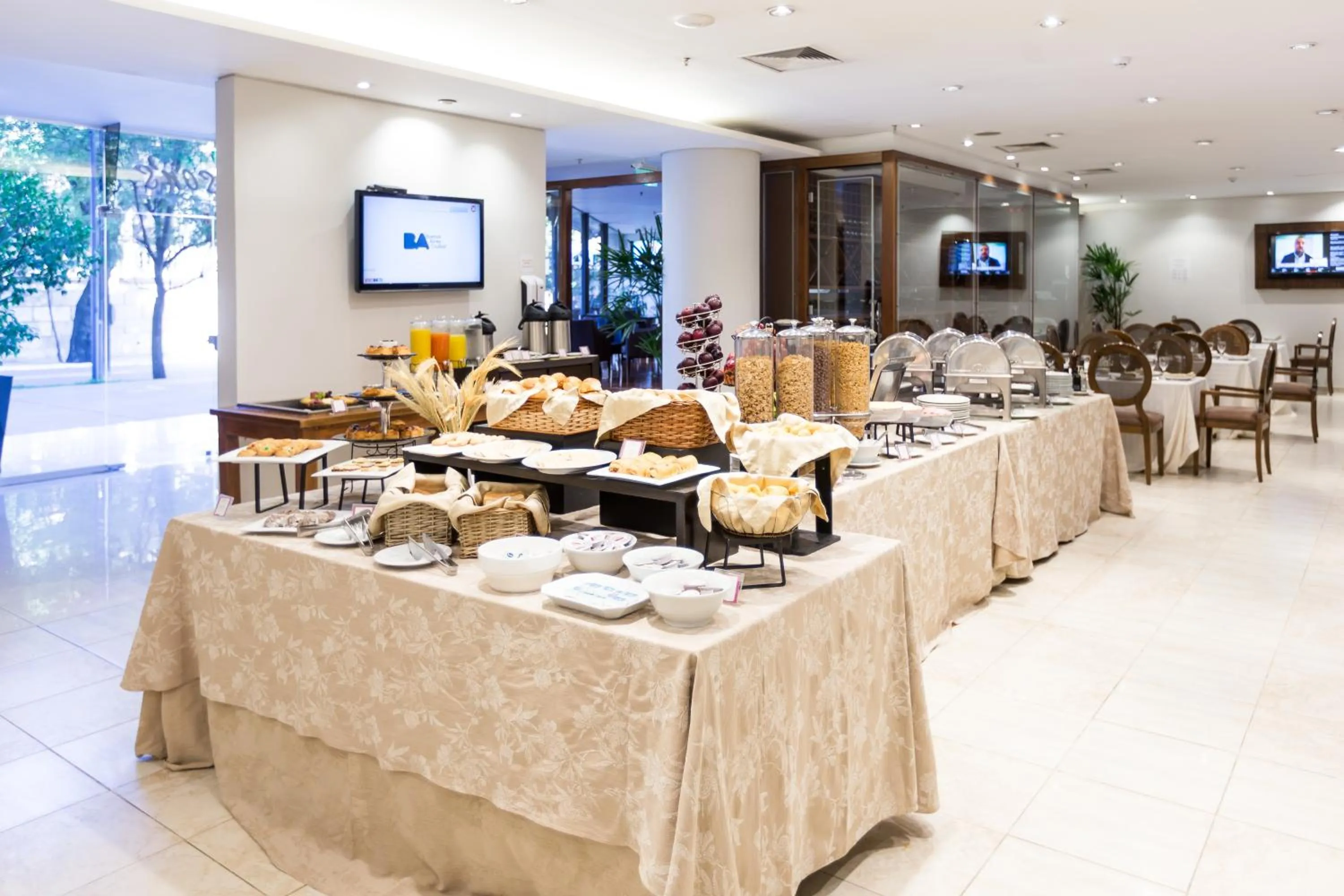 Restaurant/places to eat in Crowne Plaza Asunción by IHG