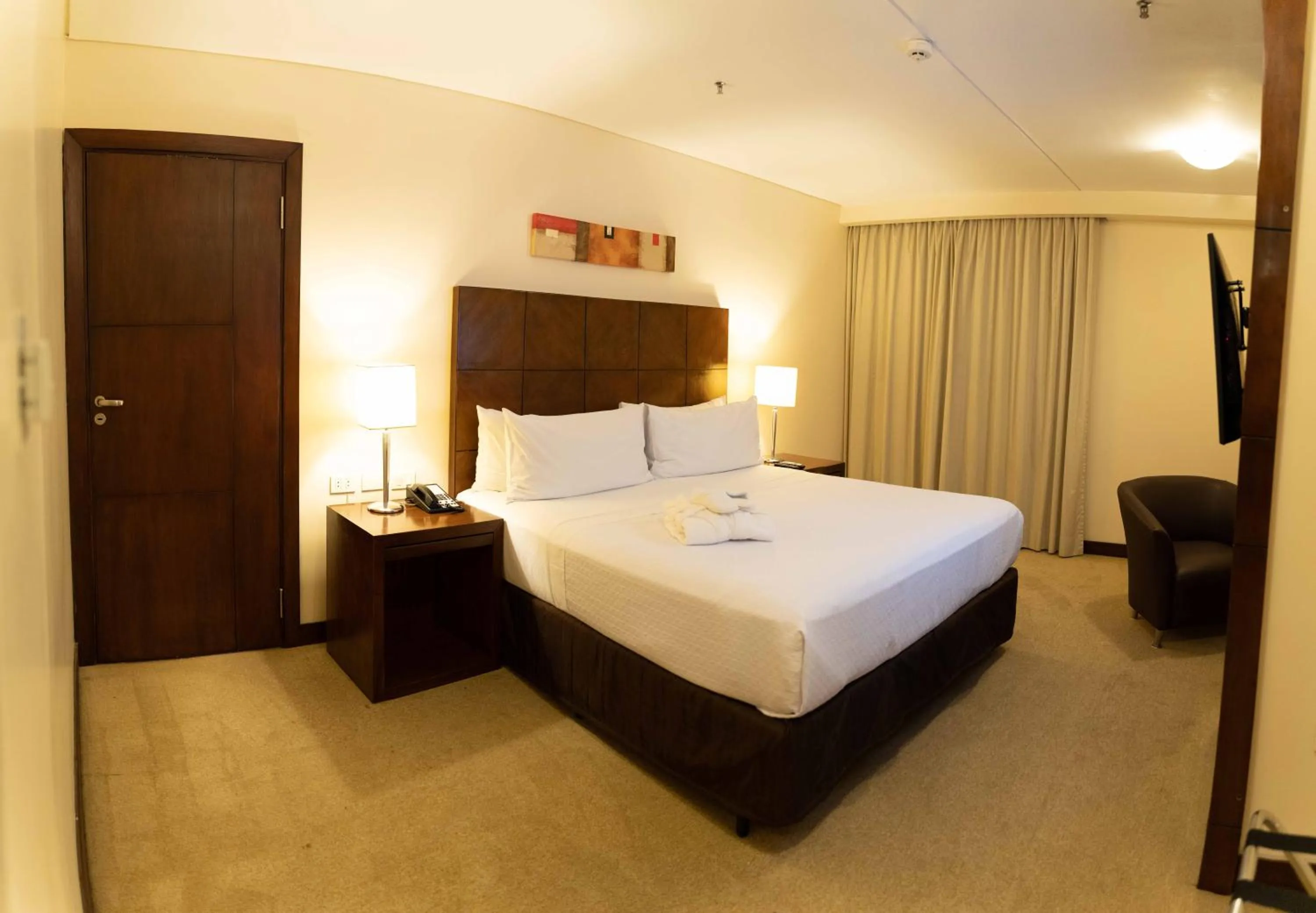 Photo of the whole room, Bed in Crowne Plaza Asunción by IHG