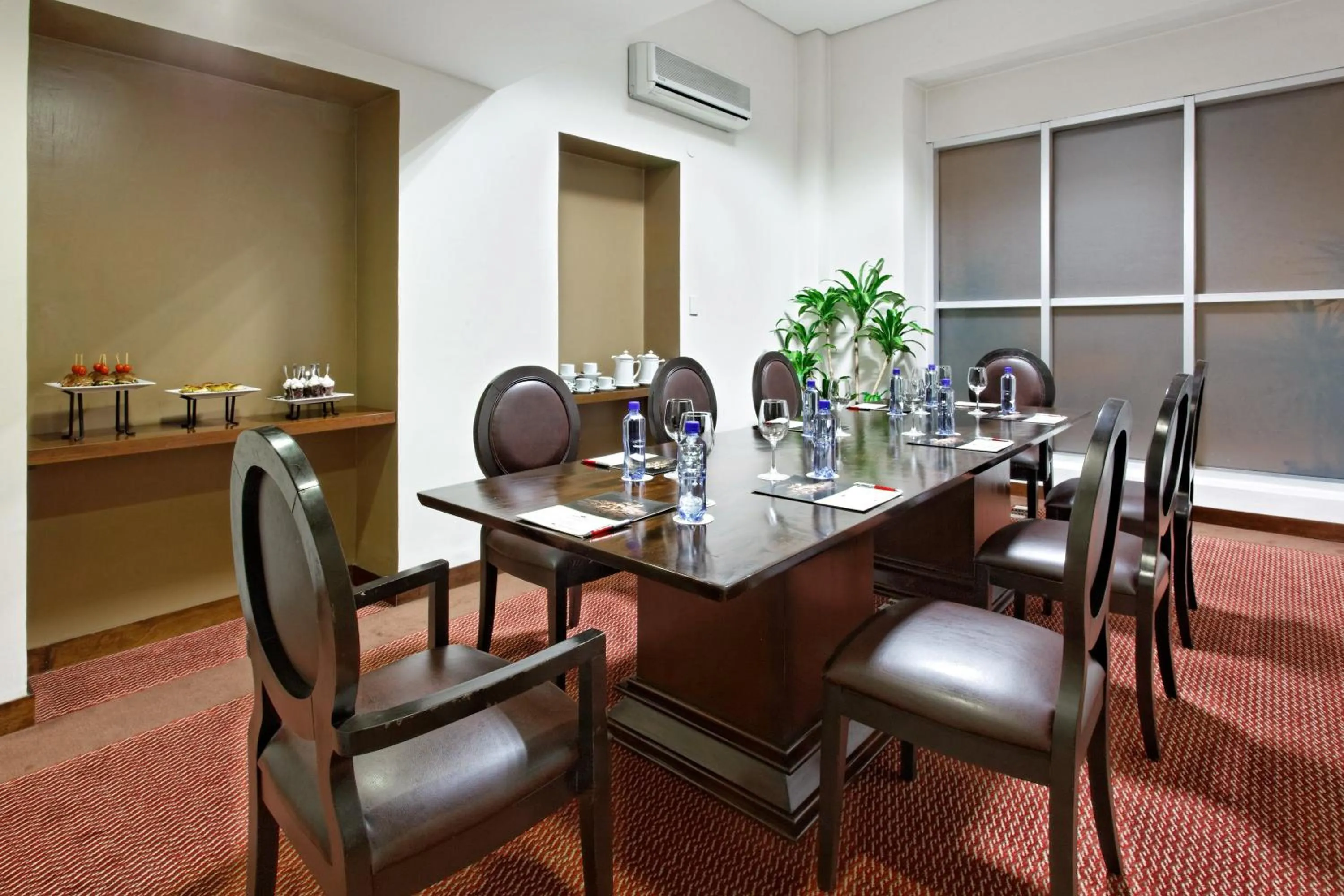 Meeting/conference room in Crowne Plaza Asunción by IHG