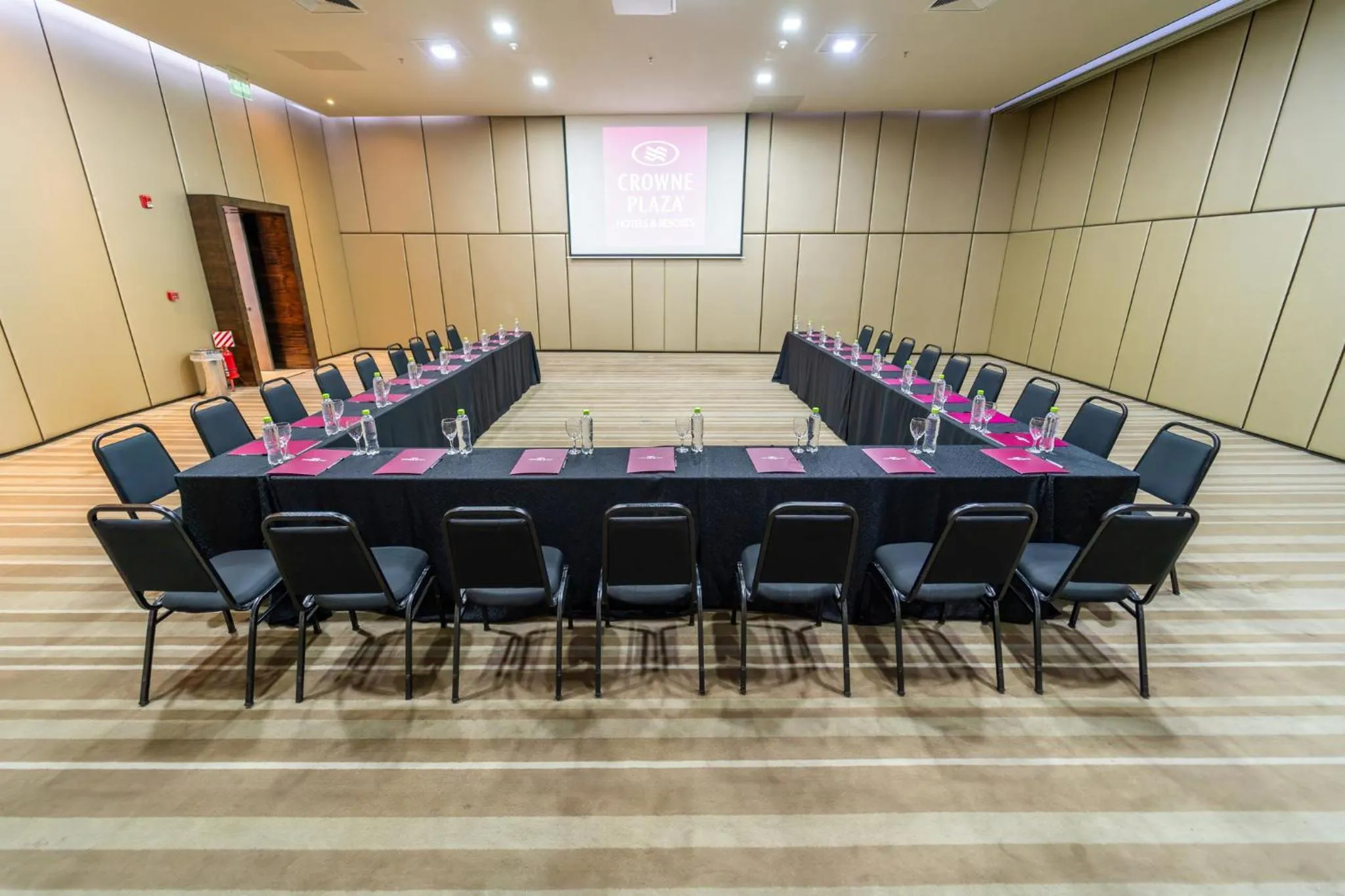 Meeting/conference room in Crowne Plaza Asunción by IHG