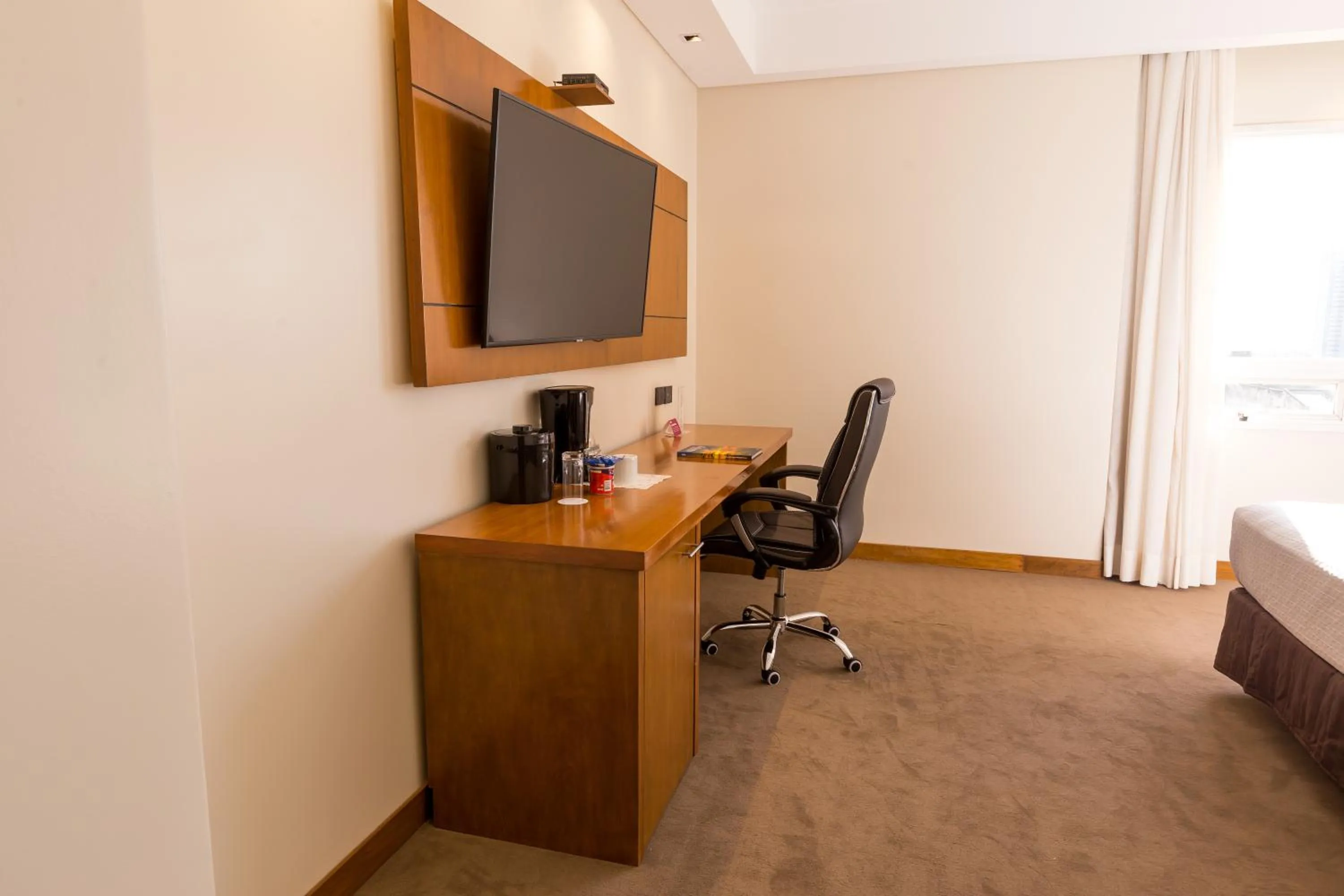 TV and multimedia in Crowne Plaza Asunción by IHG