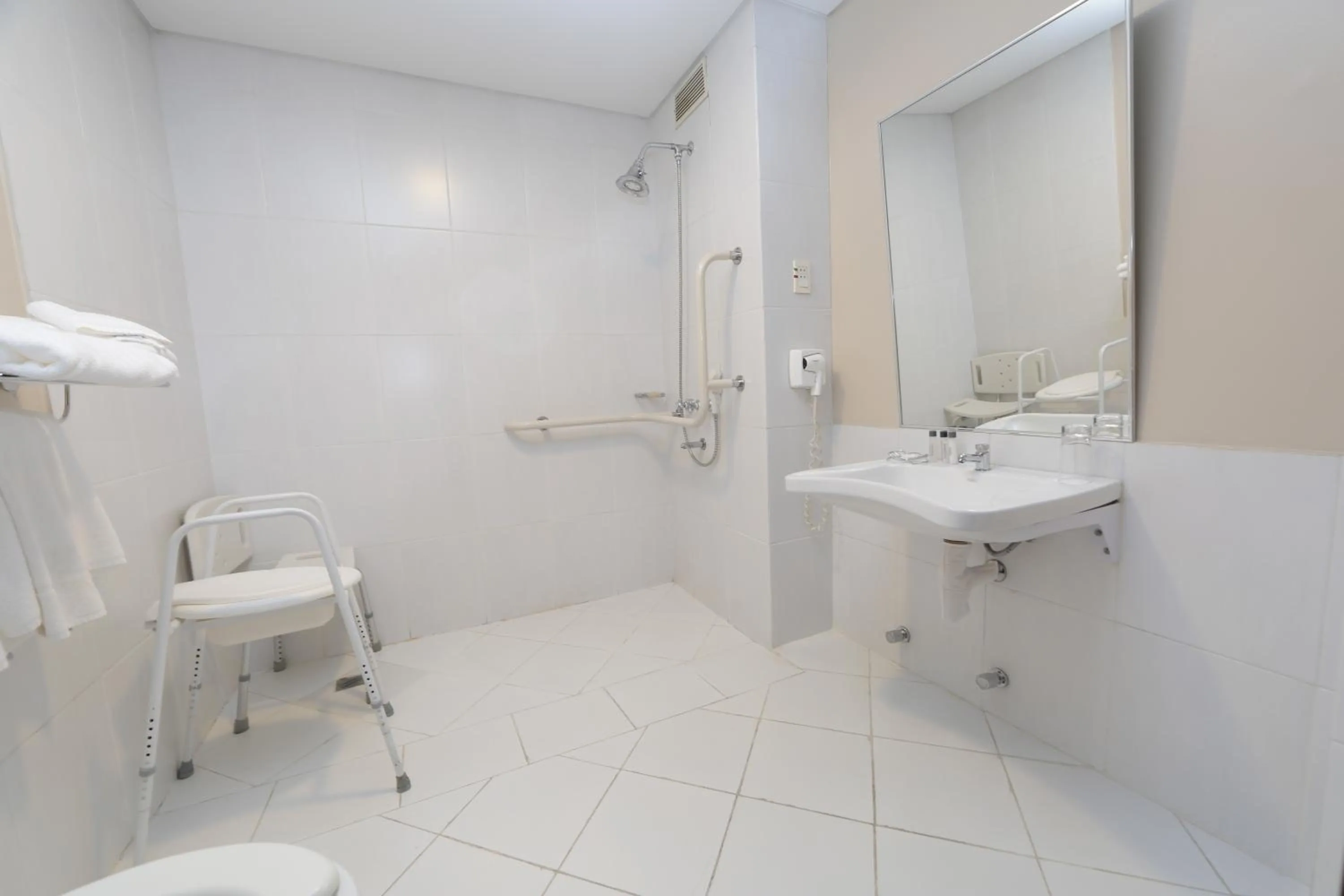 Shower in Crowne Plaza Asunción by IHG