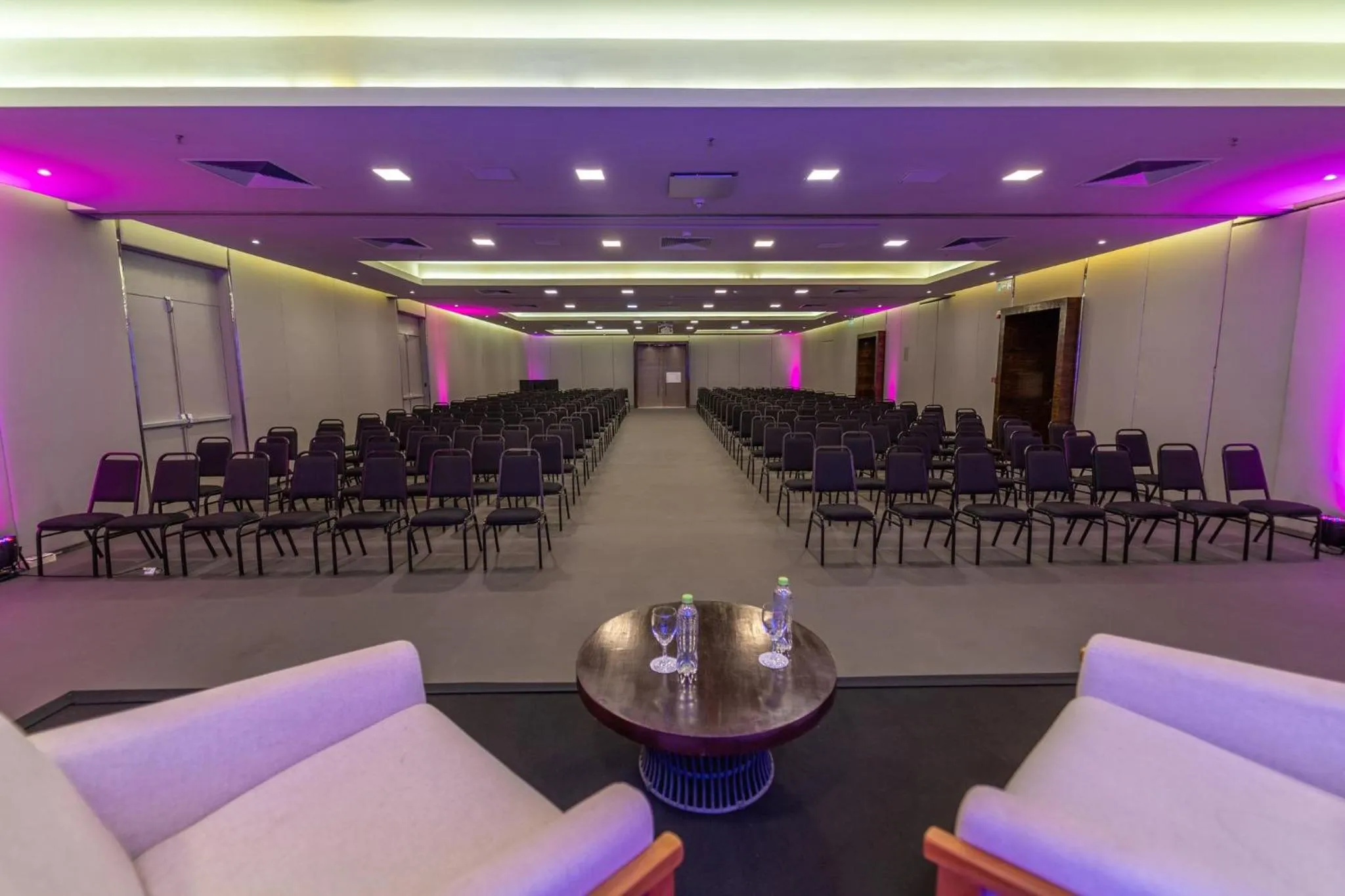 Meeting/conference room in Crowne Plaza Asunción by IHG