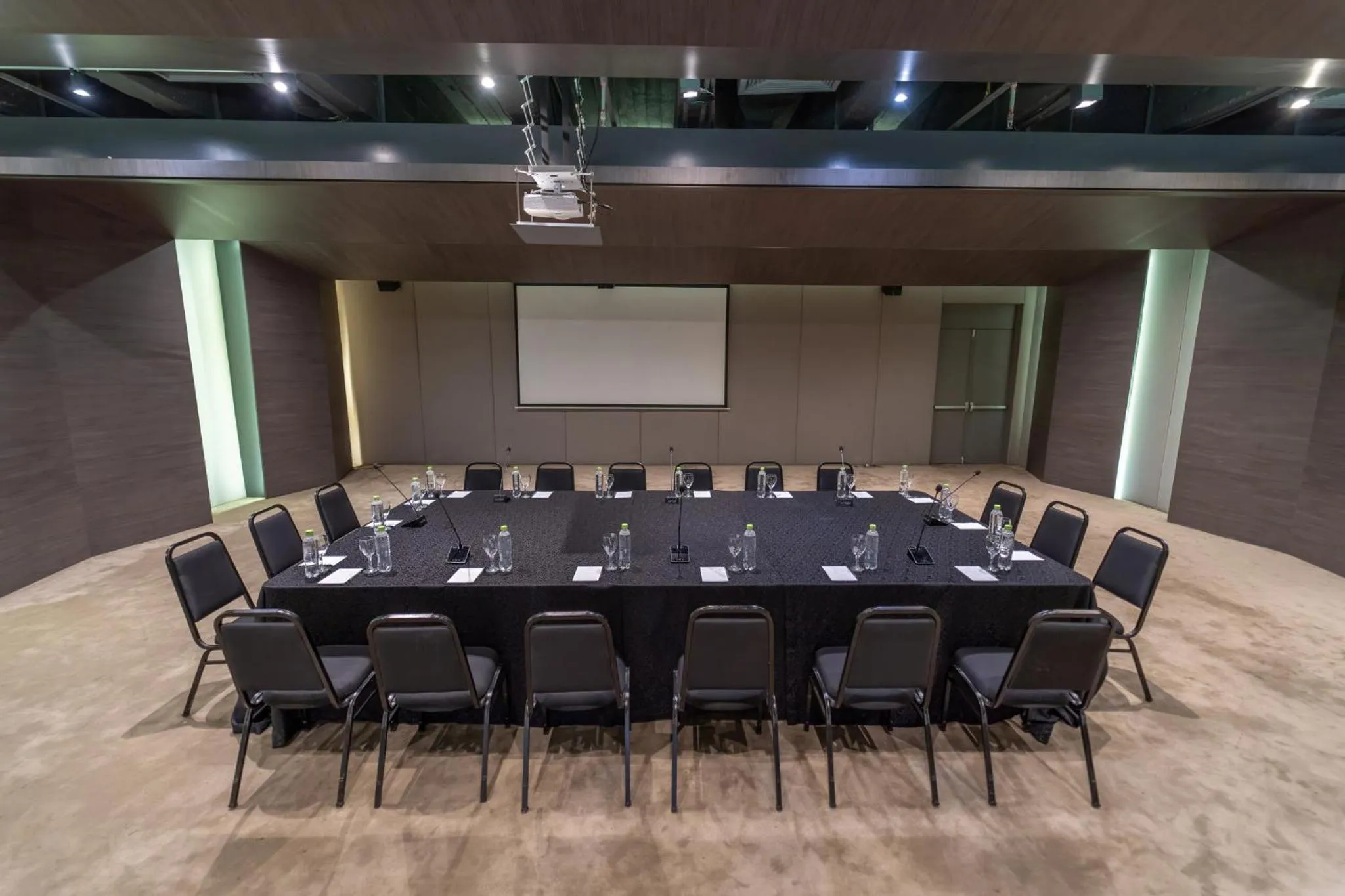 Meeting/conference room in Crowne Plaza Asunción by IHG
