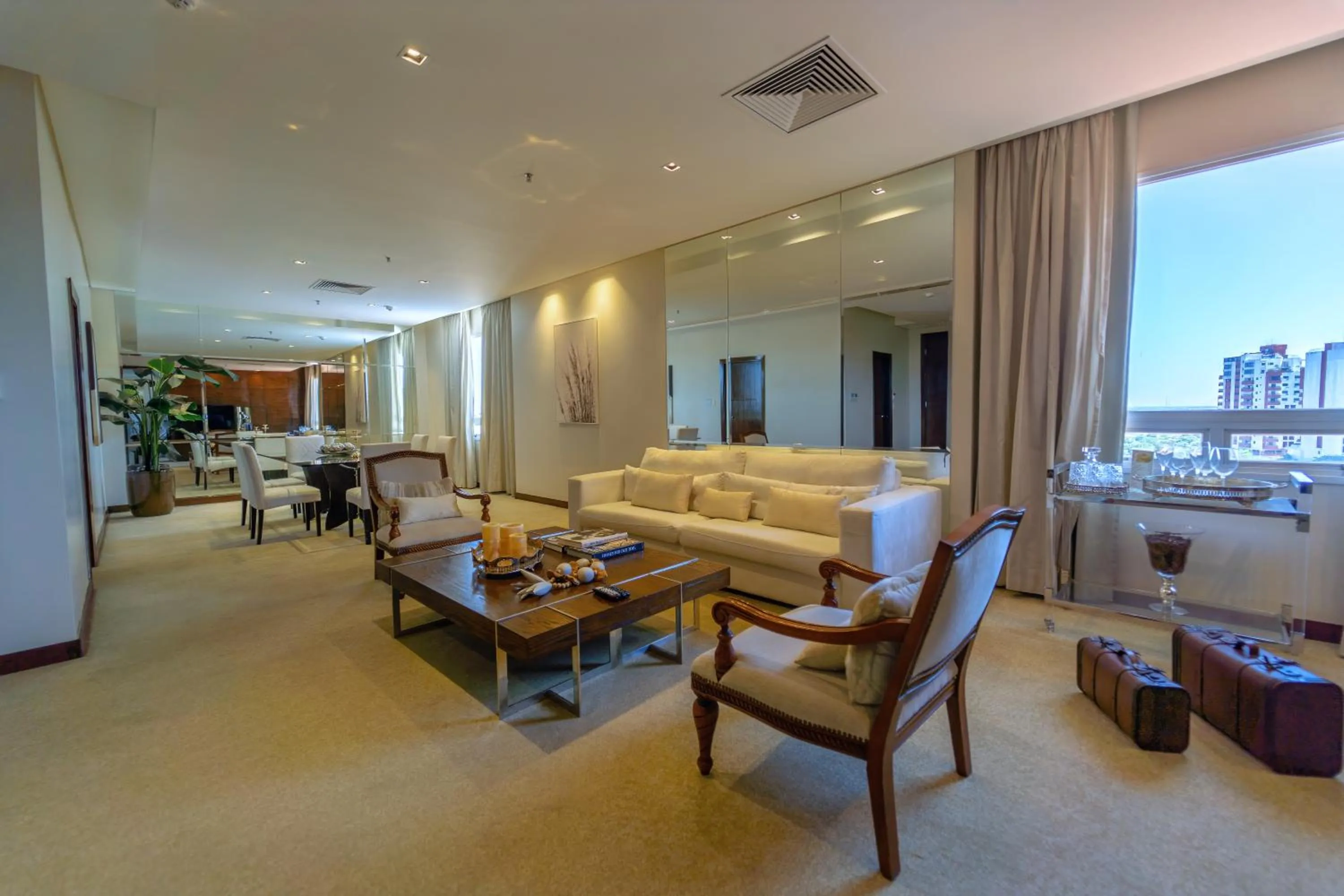 Living room in Crowne Plaza Asunción by IHG