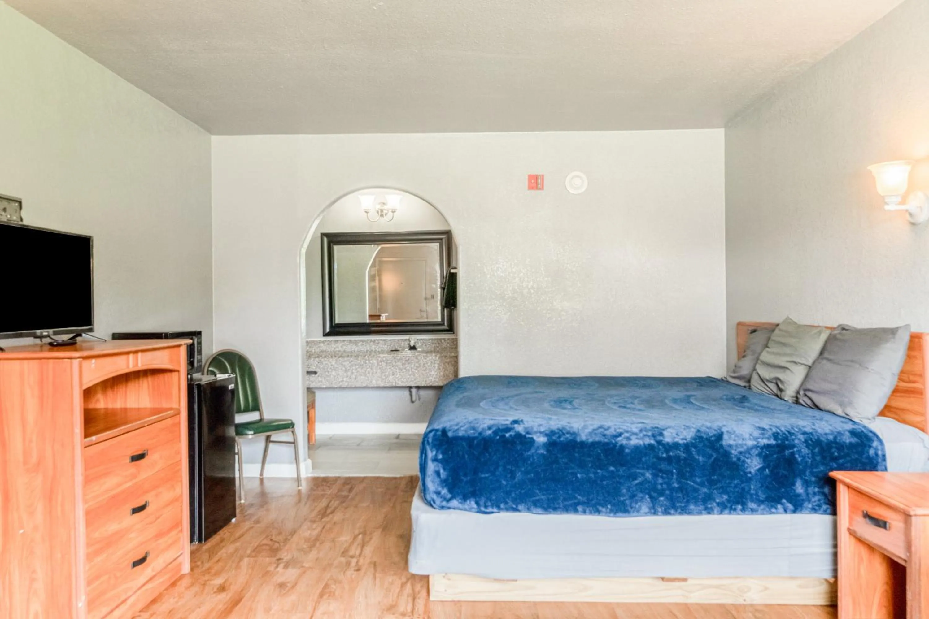 Bedroom, Bed in Economy Inn By OYO Livingston TX Hwy 59