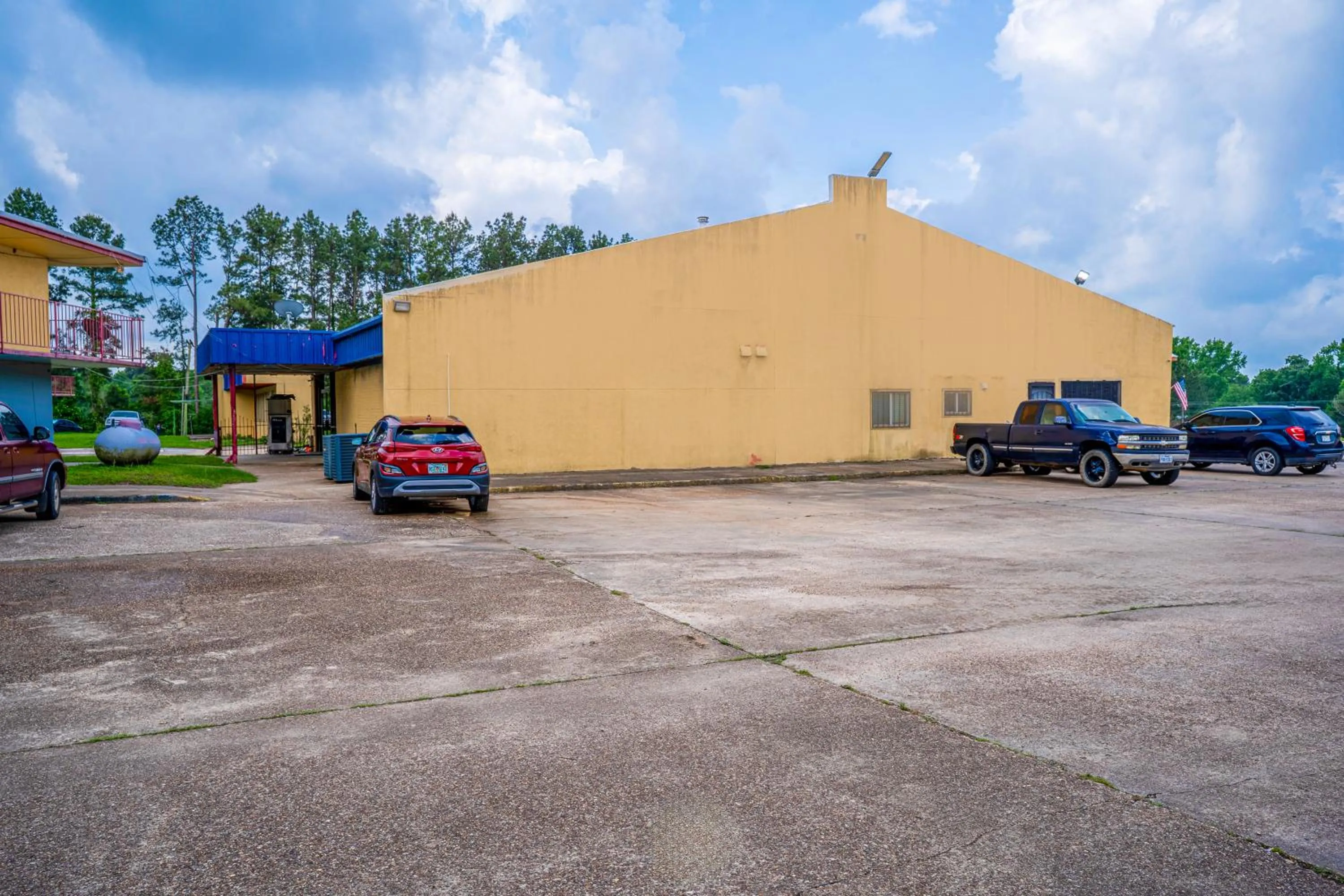 Parking in Economy Inn By OYO Livingston TX Hwy 59