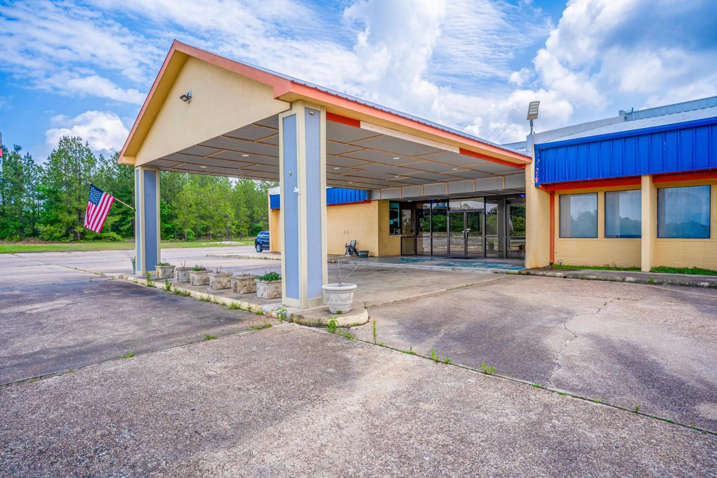 Property building in Economy Inn By OYO Livingston TX Hwy 59