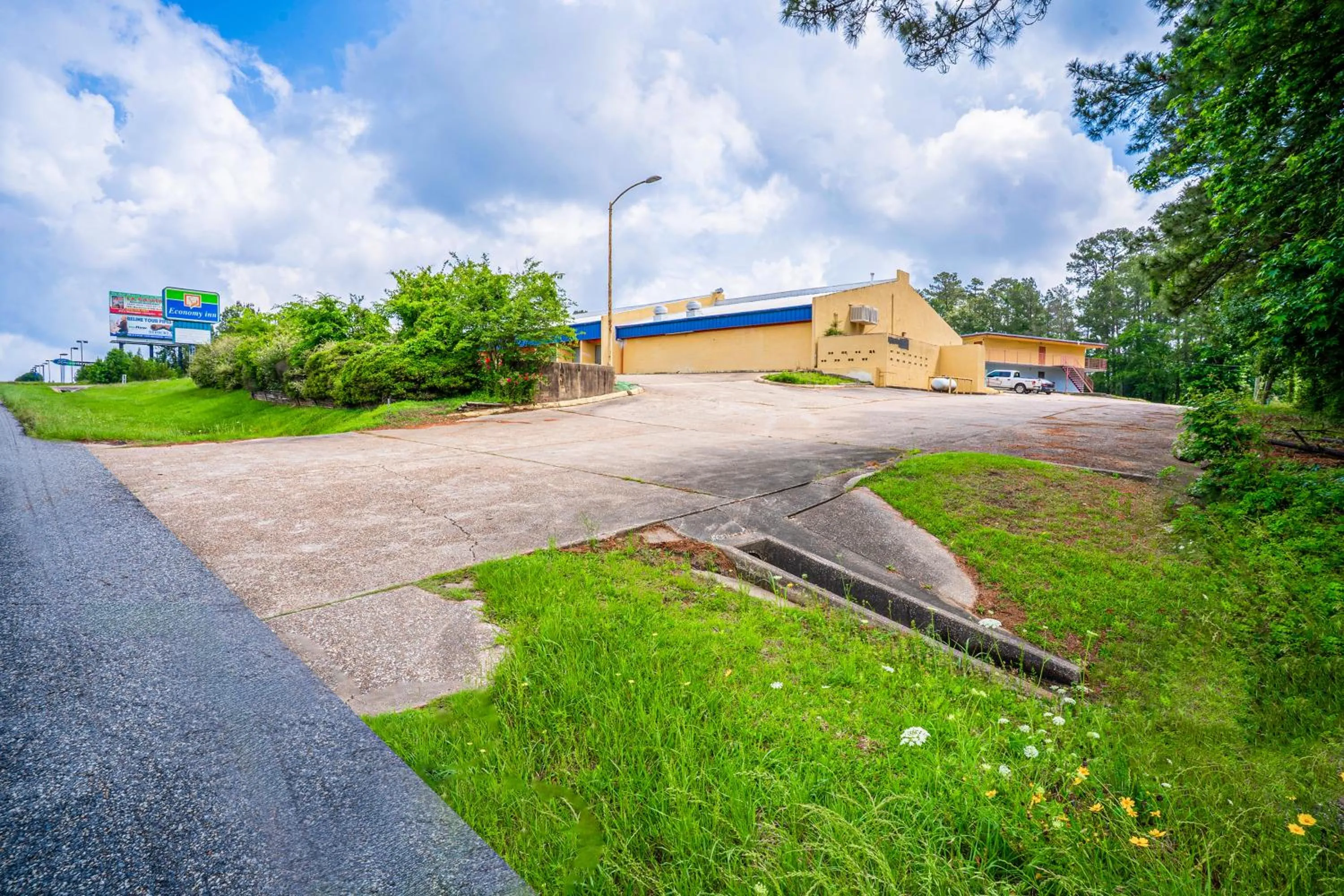 Facade/entrance in Economy Inn By OYO Livingston TX Hwy 59