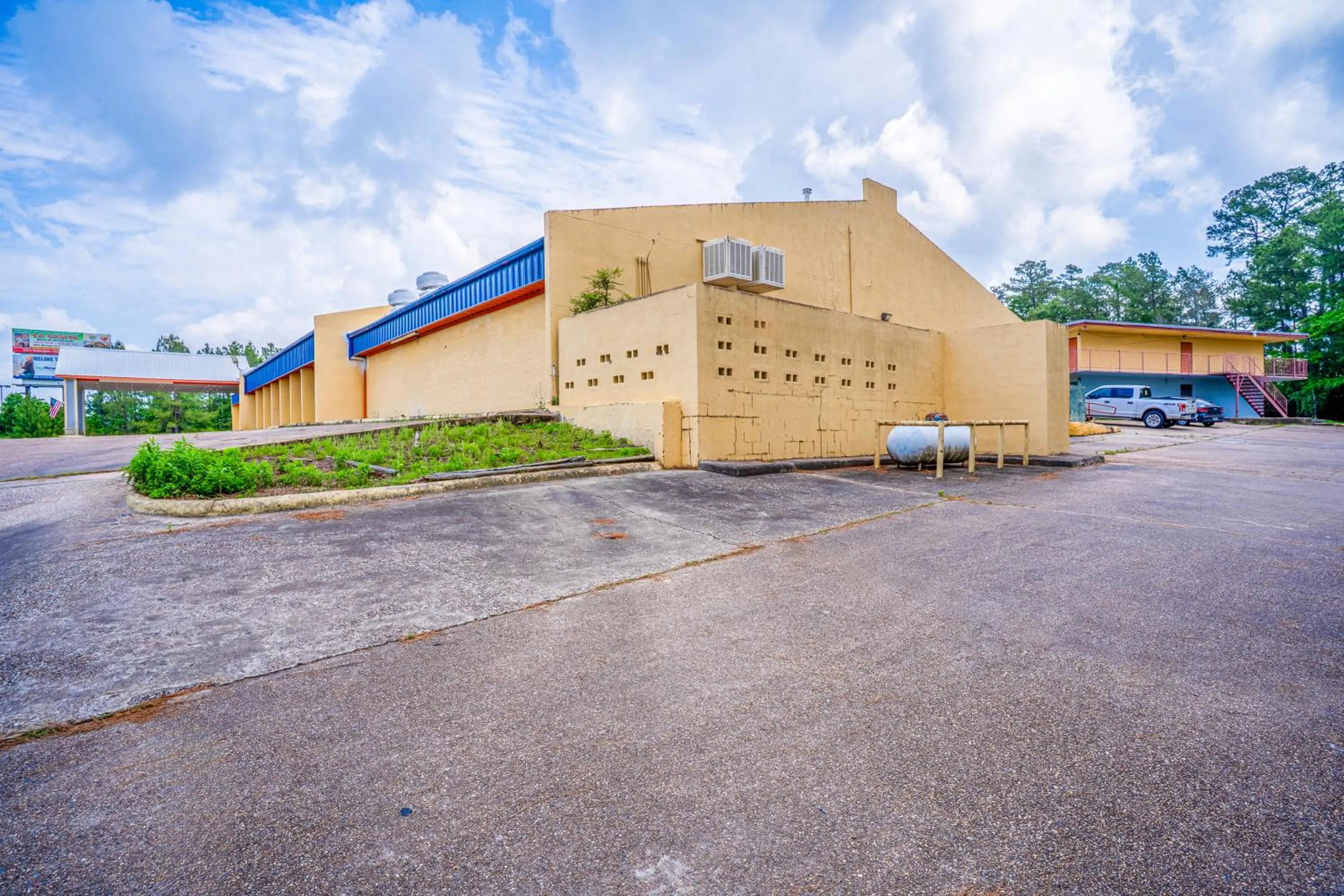 Facade/entrance in Economy Inn By OYO Livingston TX Hwy 59
