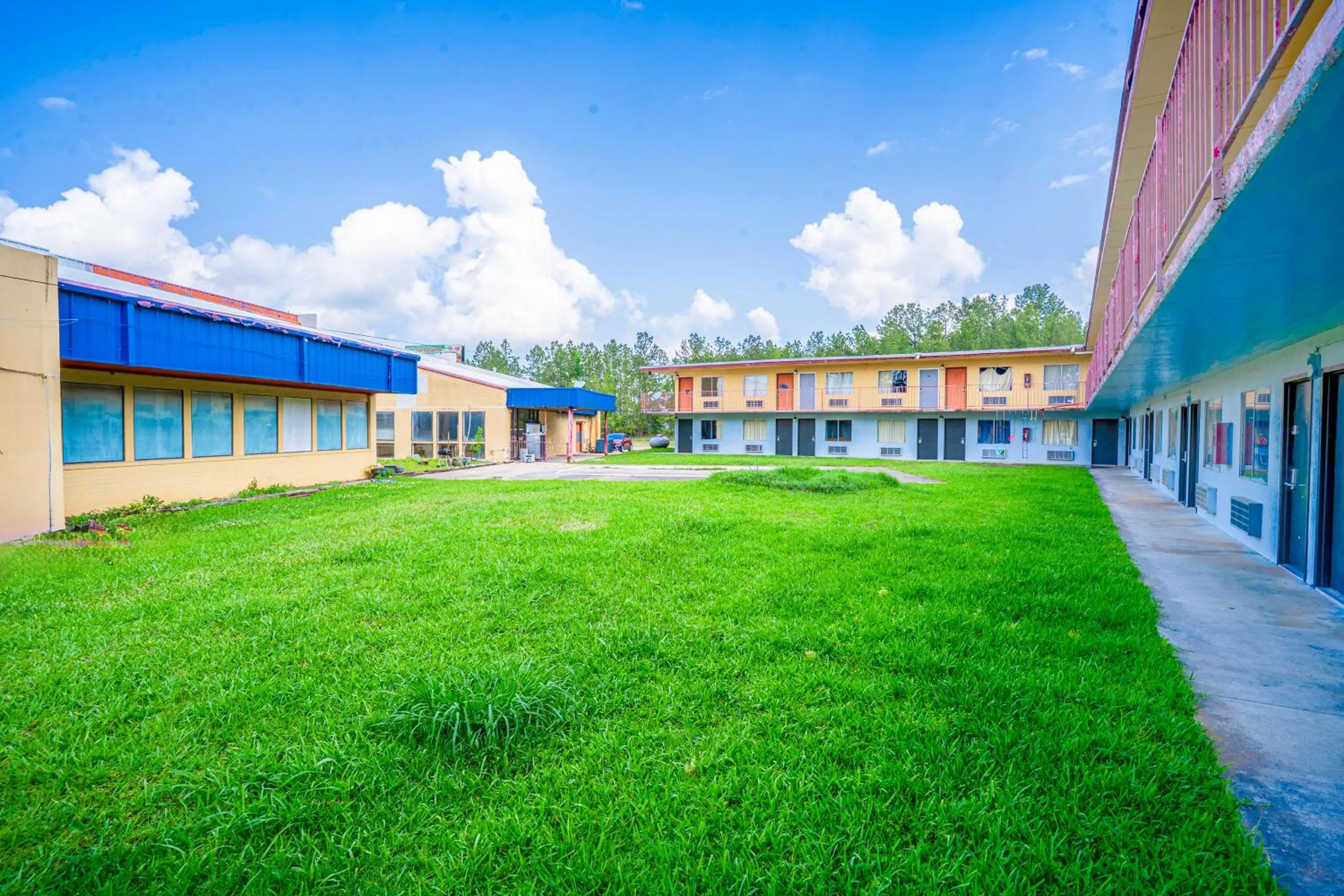 Inner courtyard view in Economy Inn By OYO Livingston TX Hwy 59