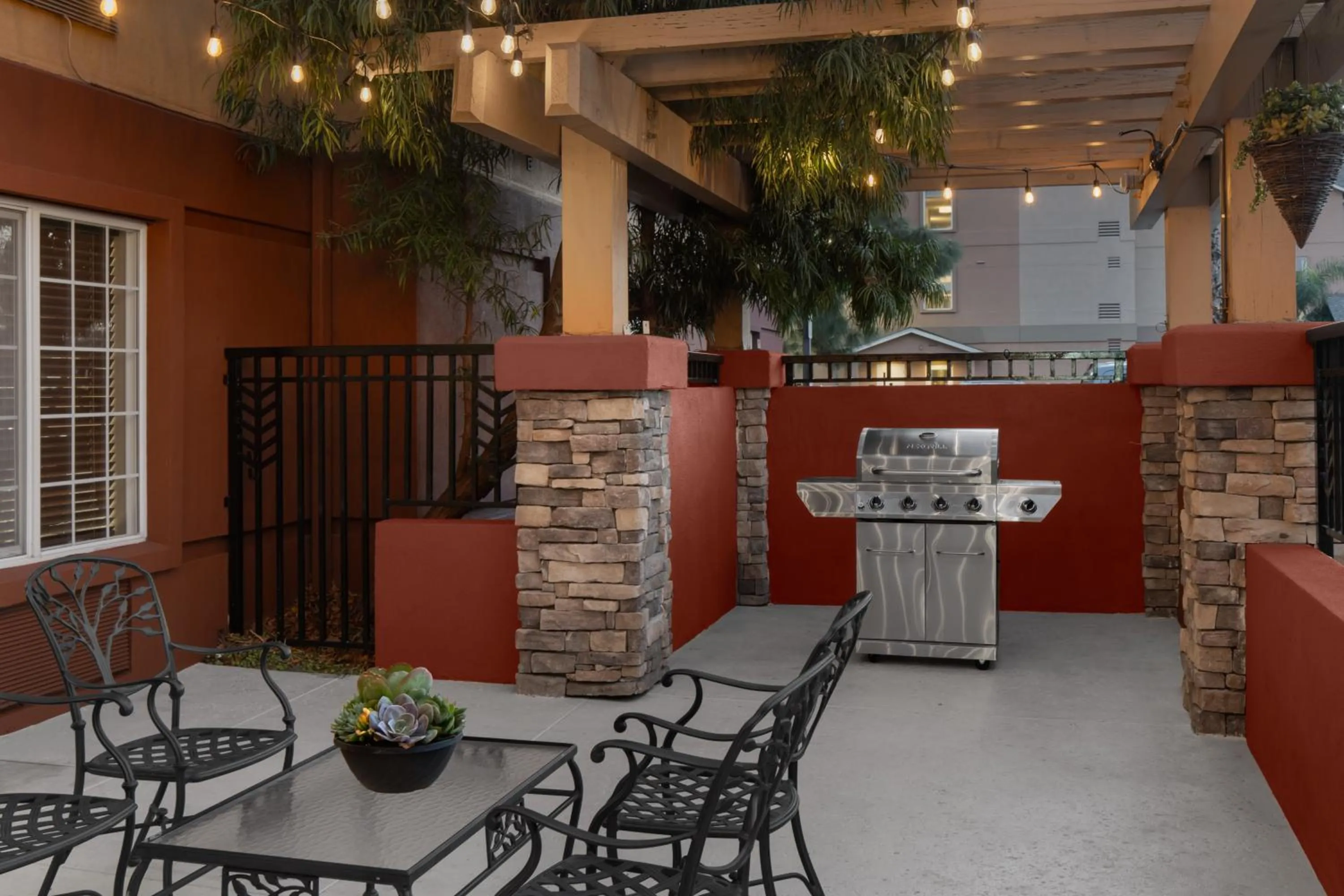 BBQ facilities in Larkspur Landing Extended Stay Suites Bellevue