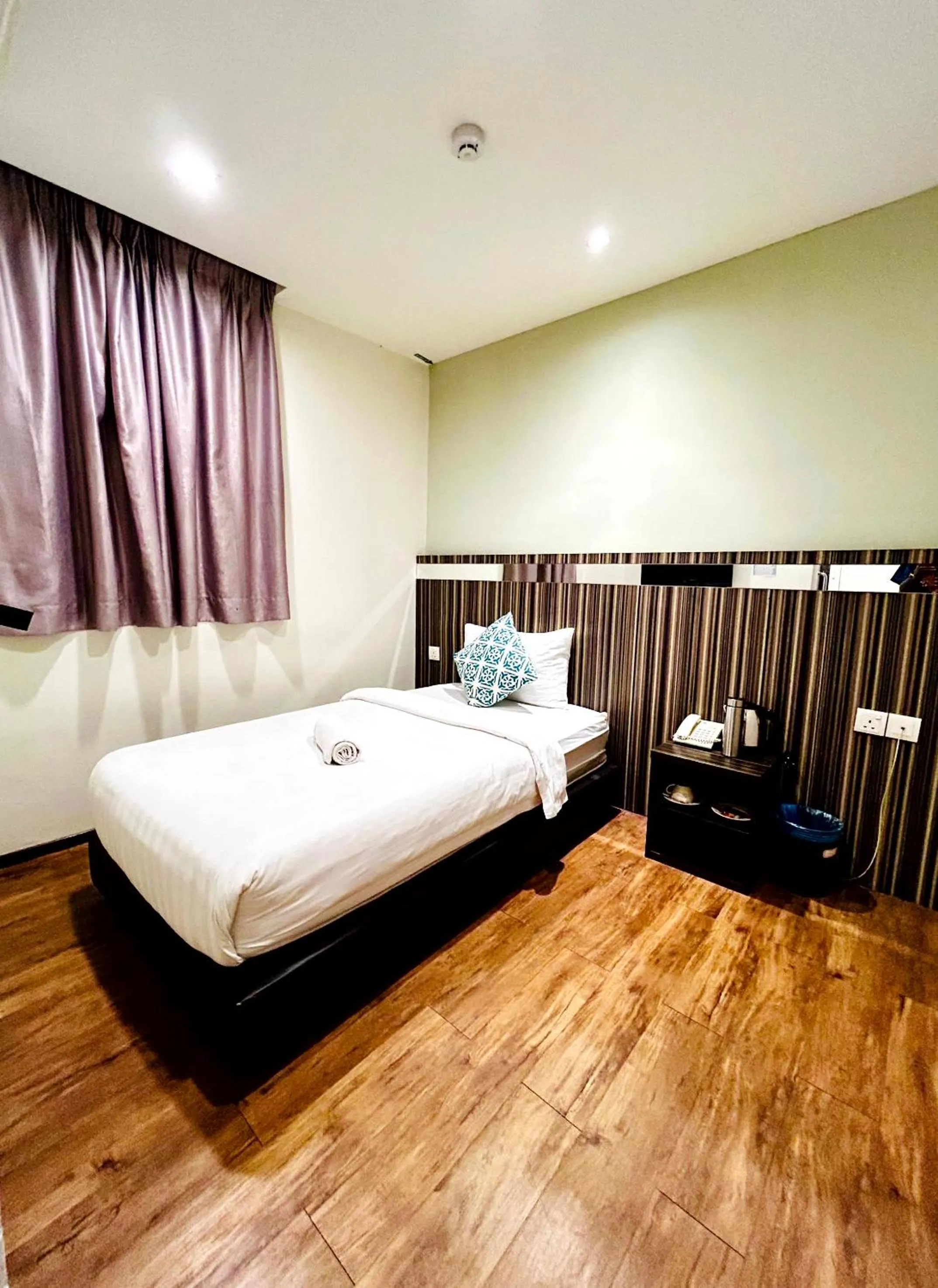 Bedroom, Bed in Kino Hotel