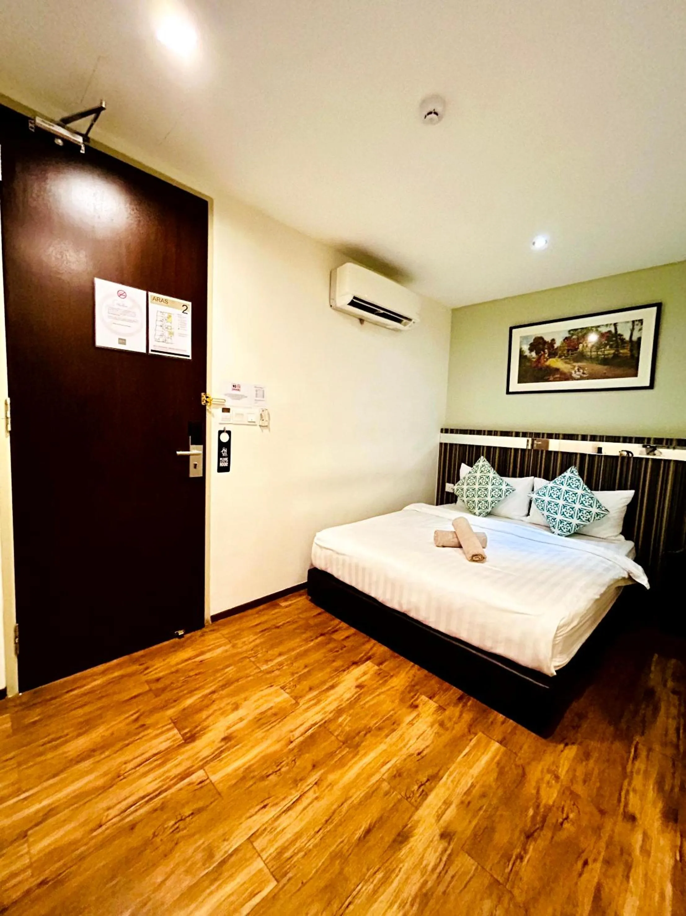 Photo of the whole room, Bed in Kino Hotel