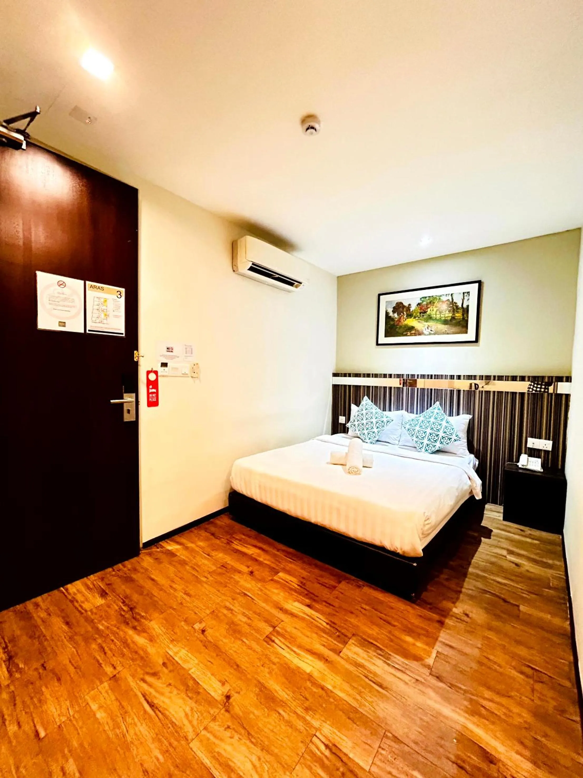 Photo of the whole room, Bed in Kino Hotel