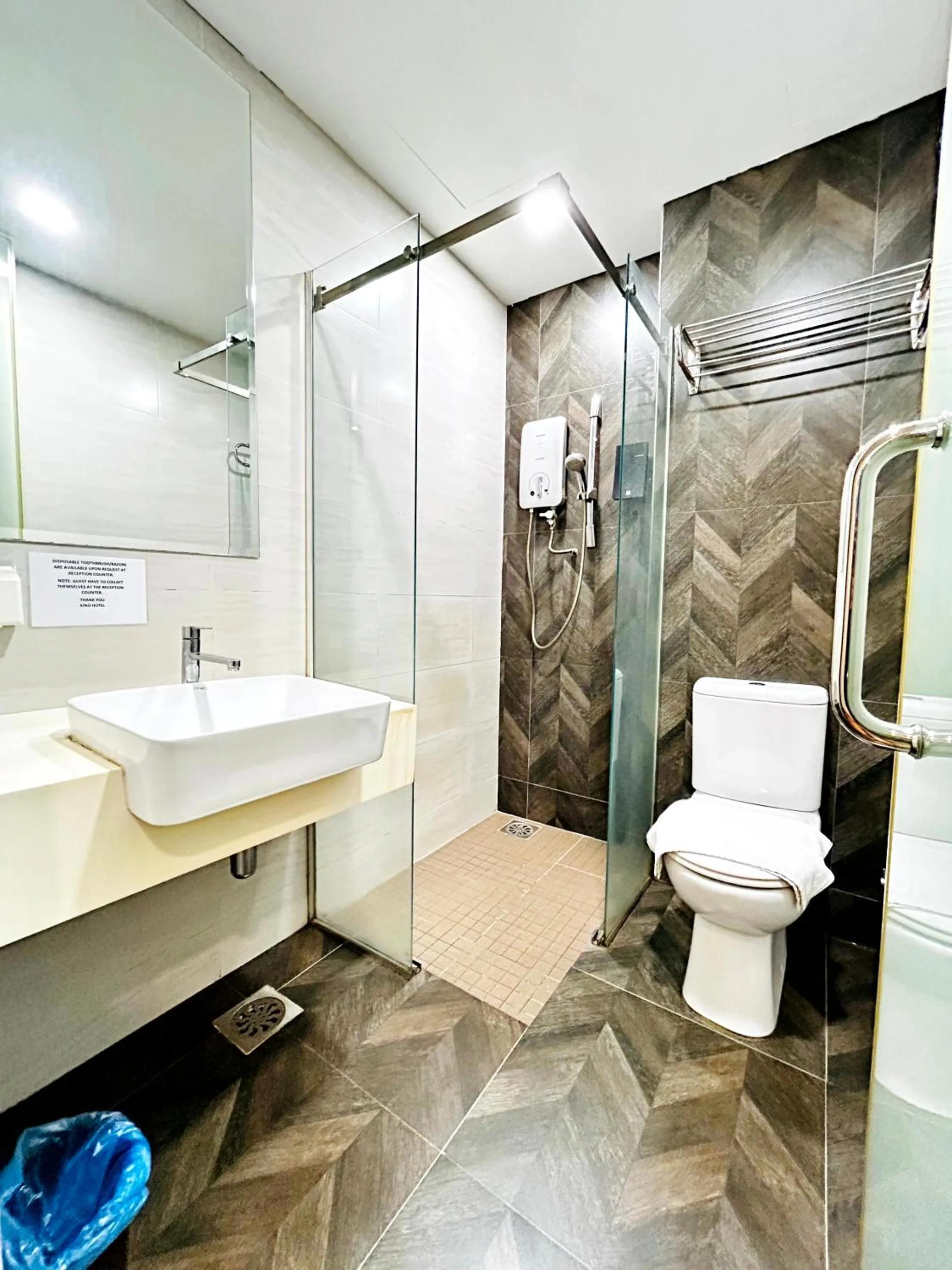 Toilet in Kino Hotel