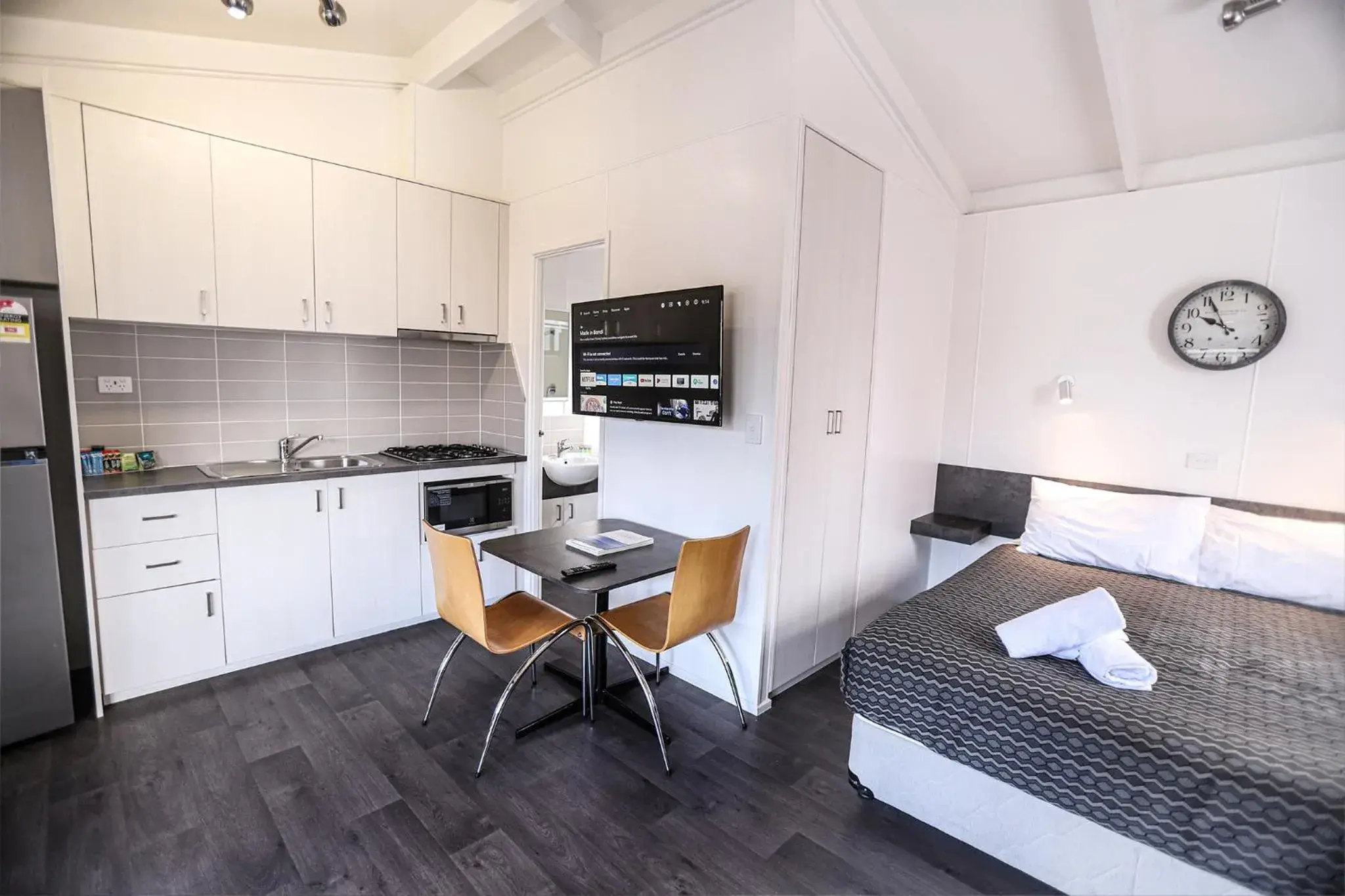 Deluxe Queen Studio in Amaroo Park Deluxe Queen Studio in Amaroo Park